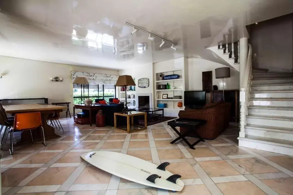 Communal lounge/ TV room in Lisbon Surf Villa