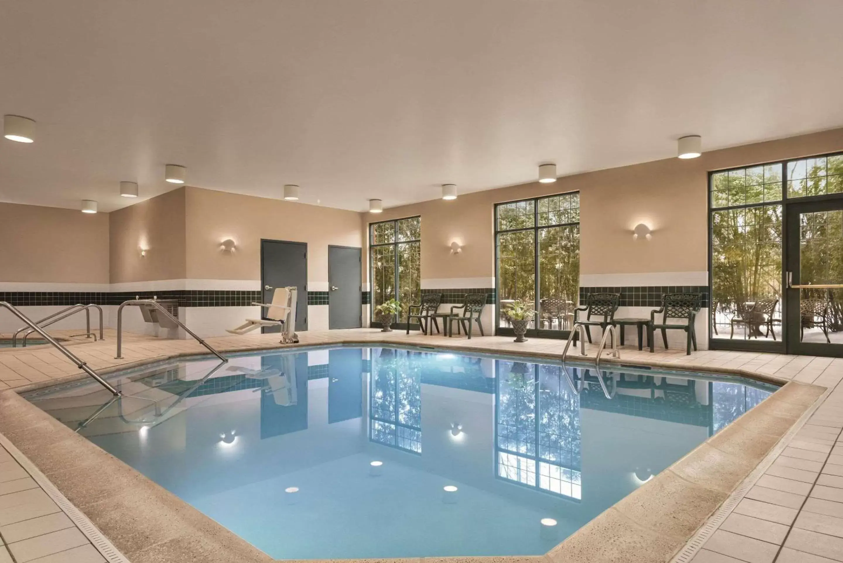 Swimming Pool in Country Inn & Suites by Radisson, Schaumburg, IL