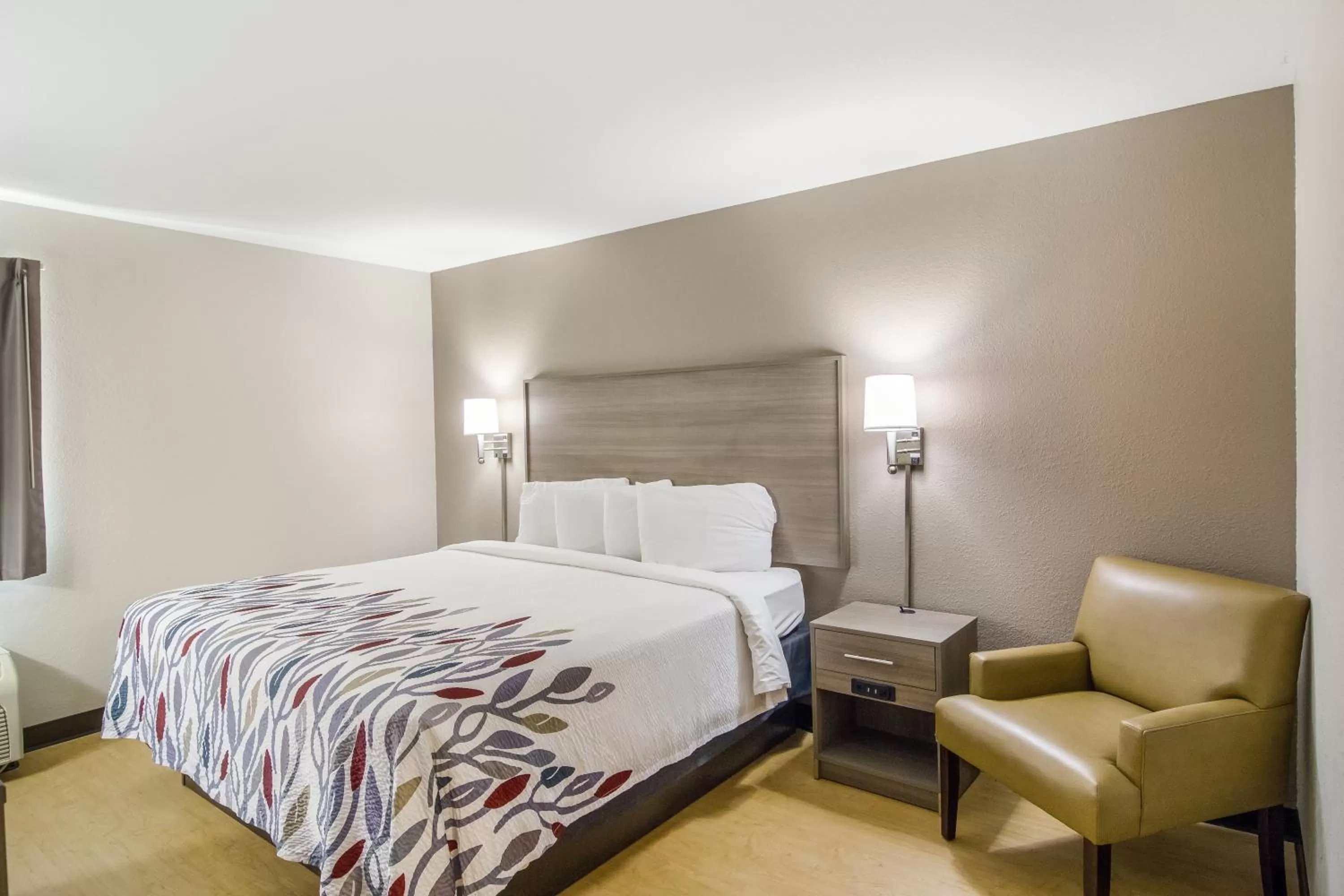 Photo of the whole room, Bed in Red Roof Inn I-95 North Brunswick Darien