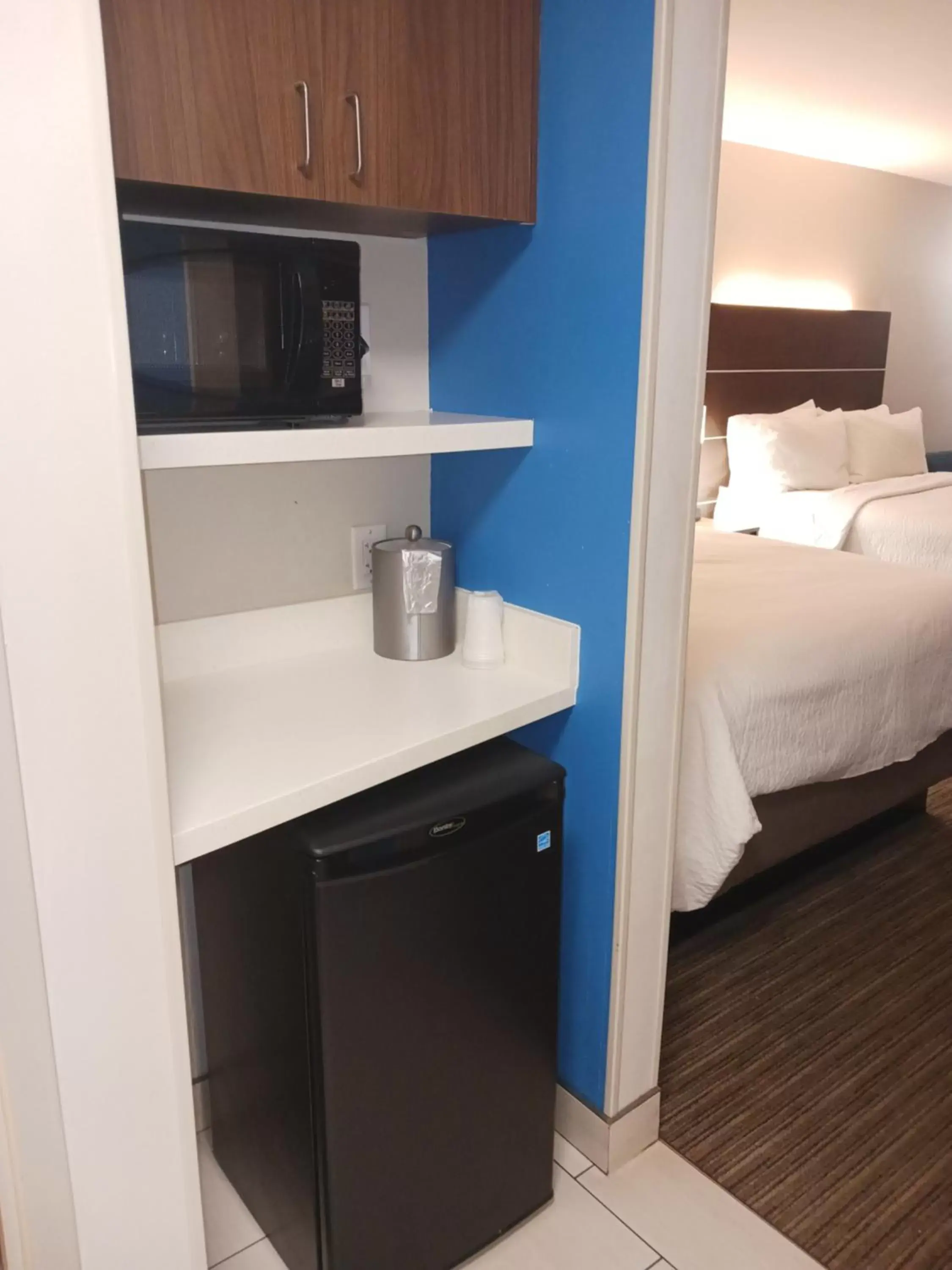 Bed, Kitchen/Kitchenette in Holiday Inn Express & Suites Gainesville - Lake Lanier Area, an IHG Hotel