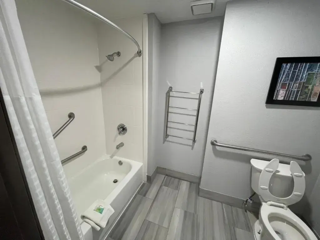 Bathroom in La Quinta Inn by Wyndham Indianapolis Airport Executive Dr