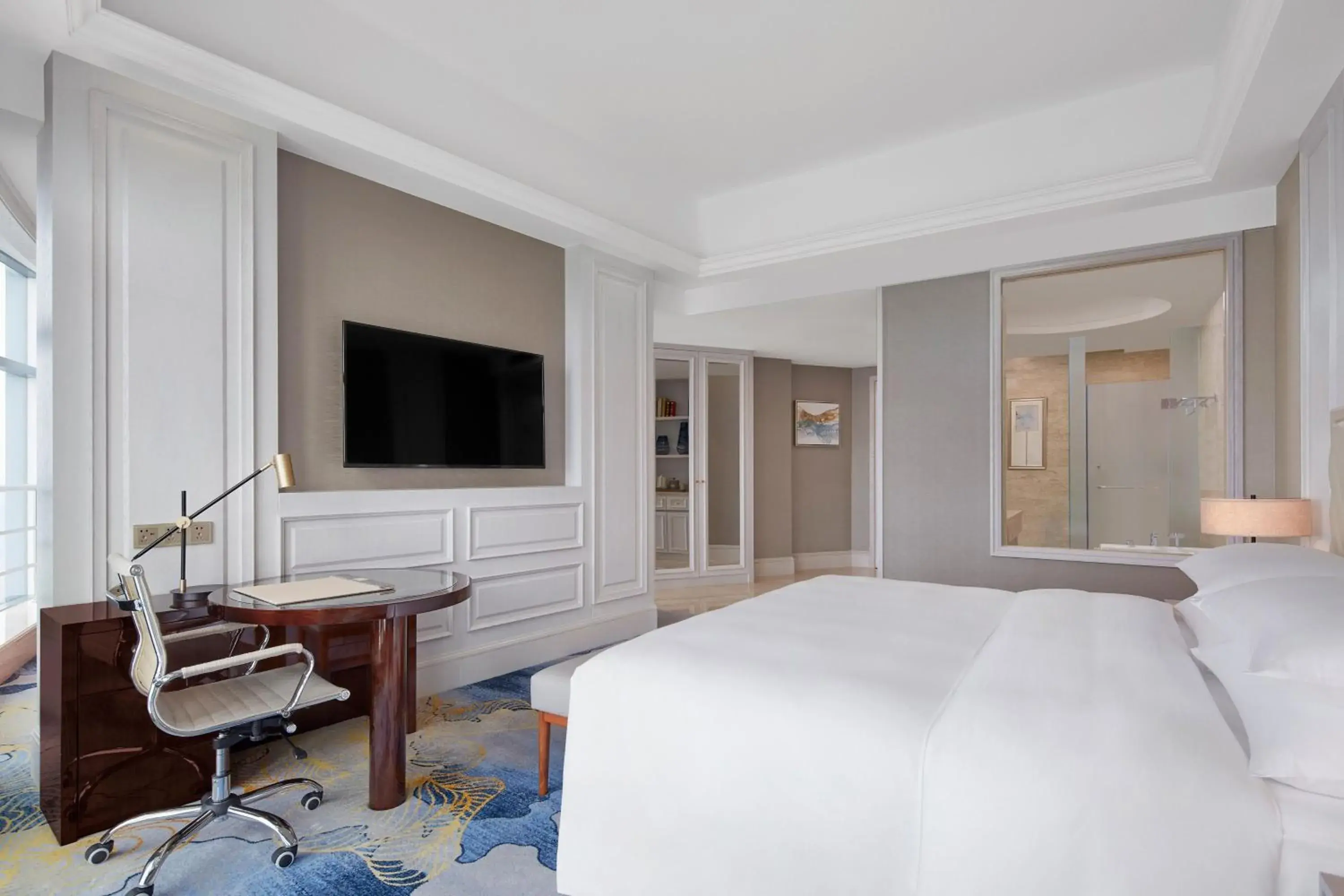 Photo of the whole room, Bed in Sheraton Shaoxing Shangyu
