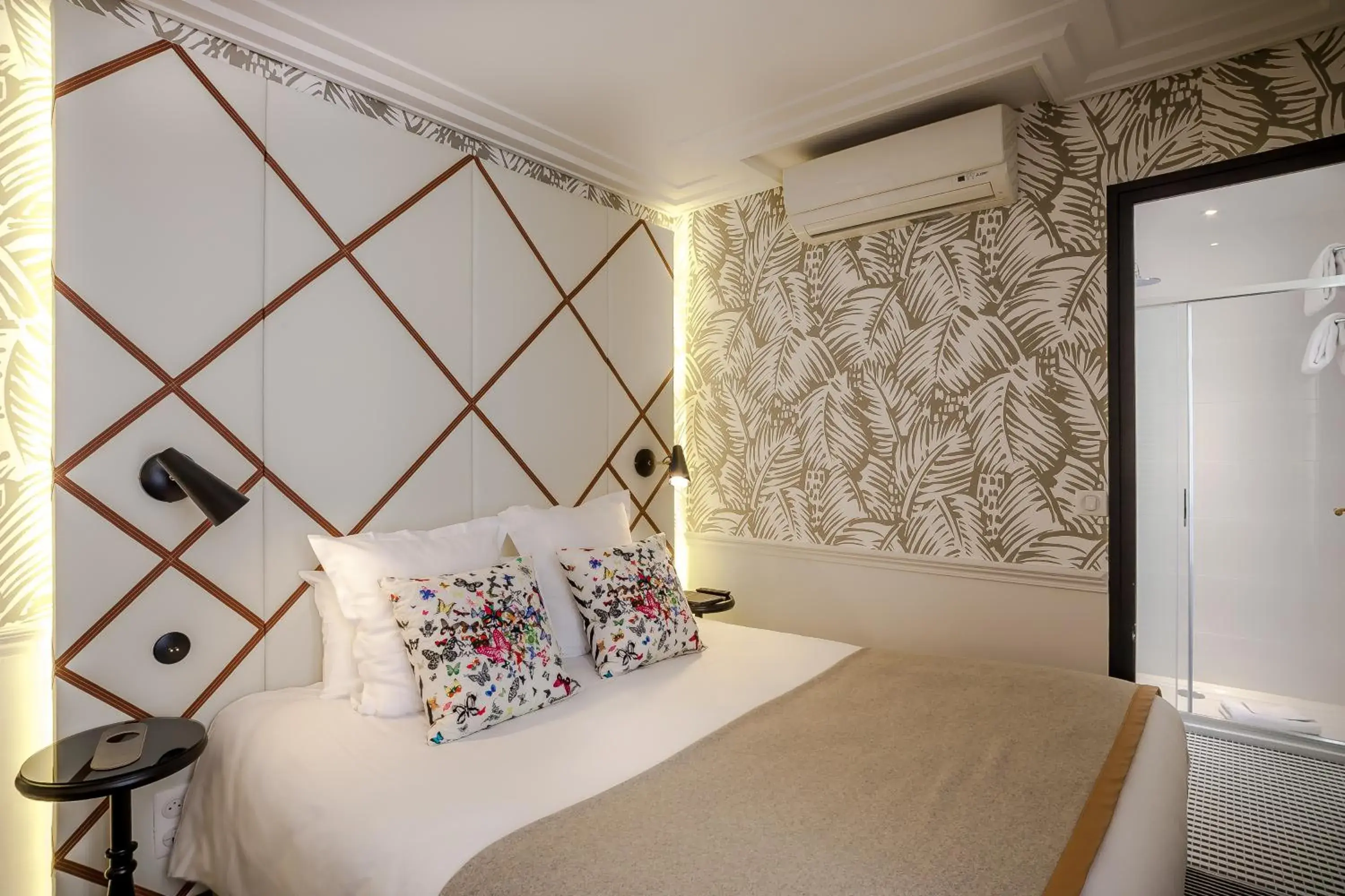 Bed, Room Photo in Hôtel Jardin Le Bréa