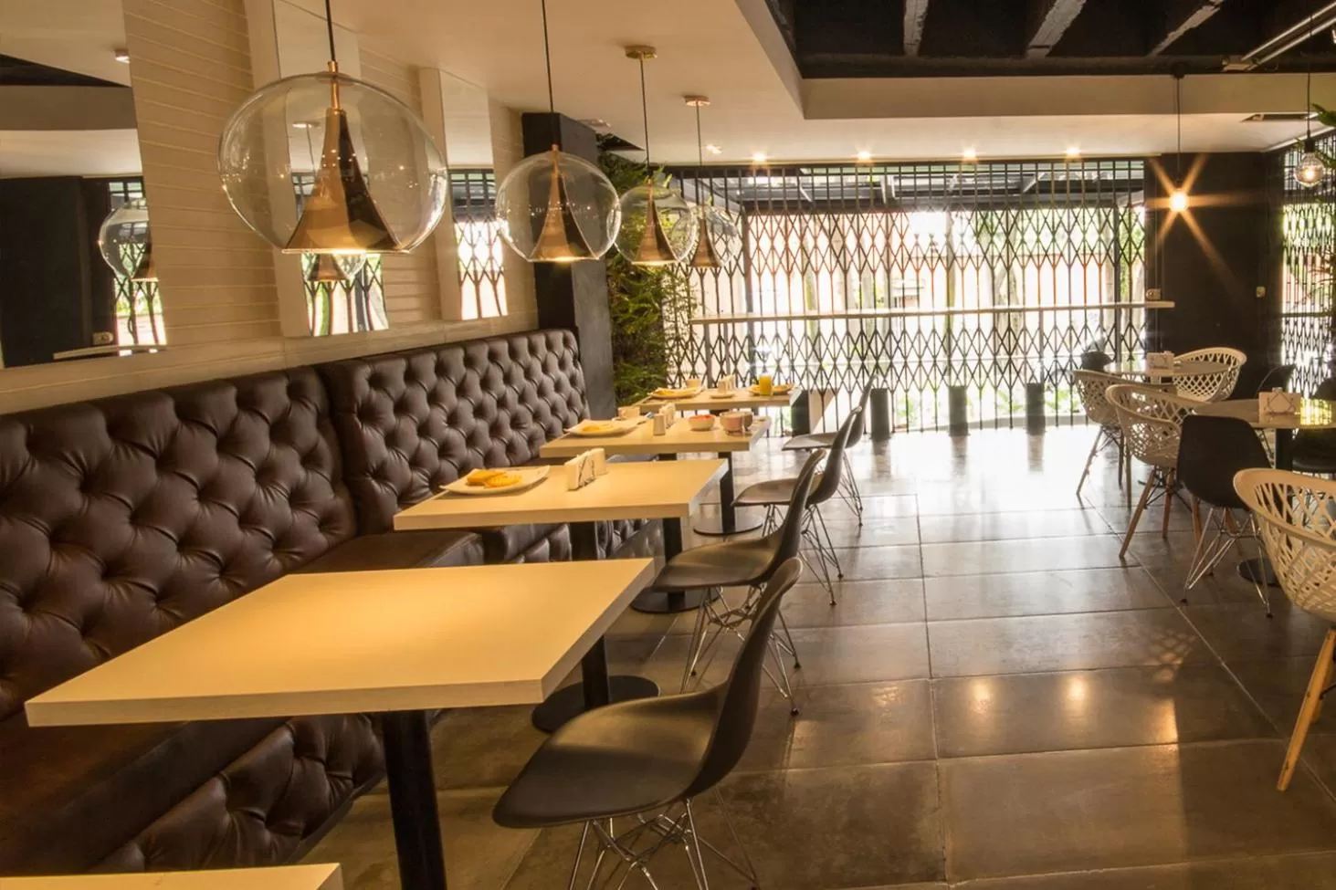 Restaurant/places to eat in Lleras Green Hotel