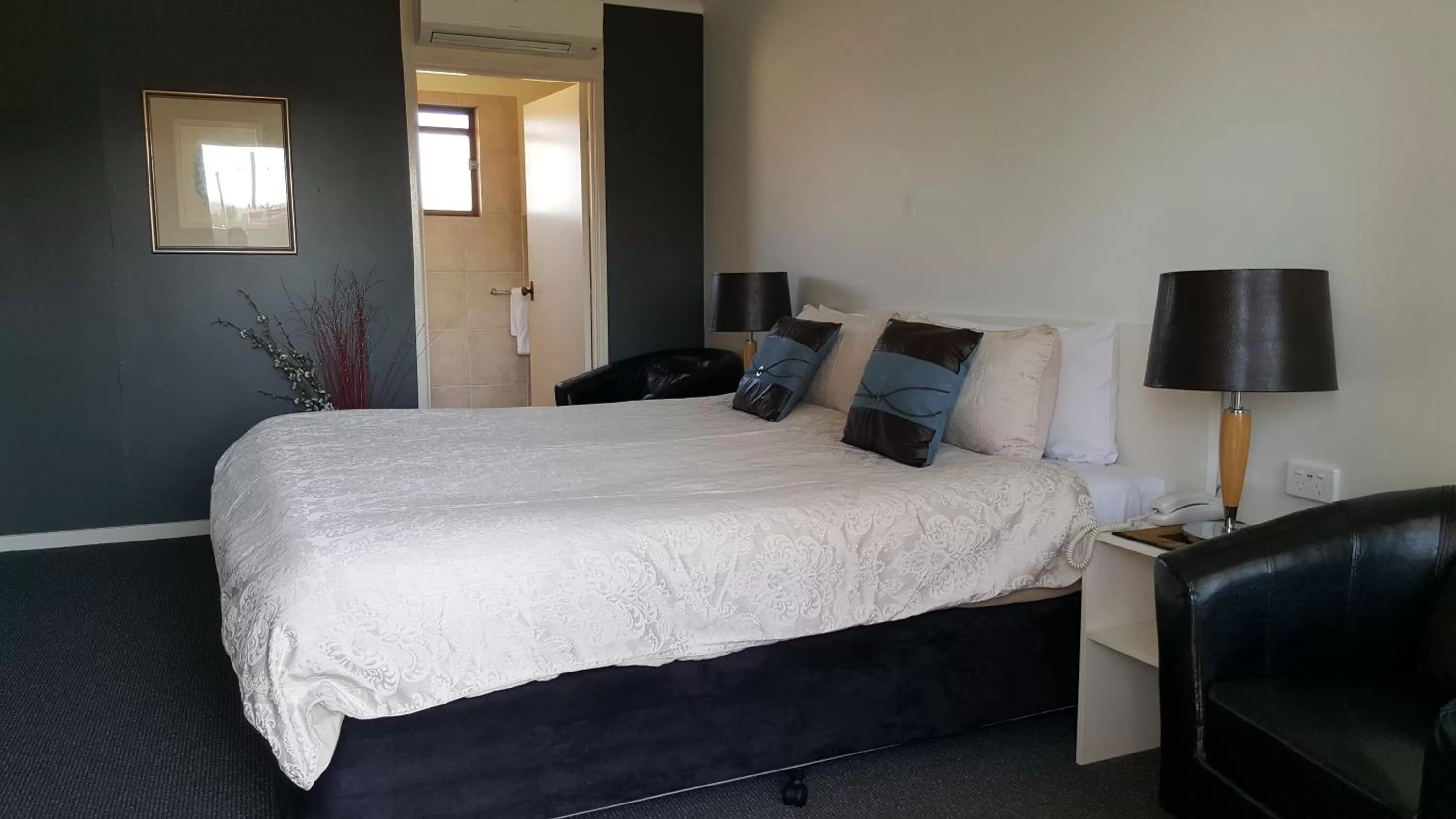 Bed in Centrepoint Midcity Motor Inn