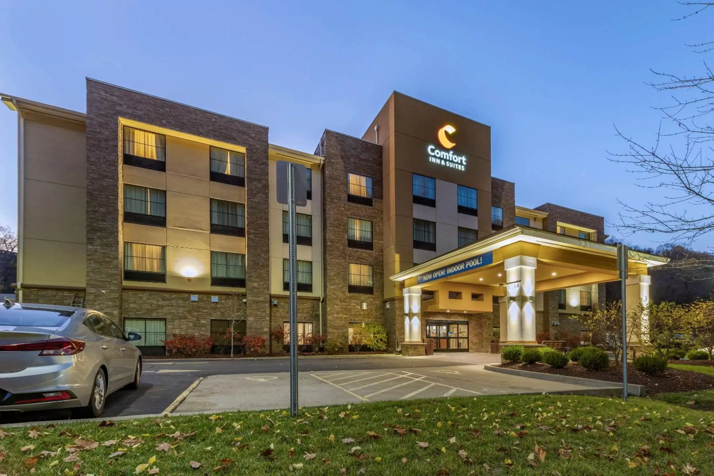 Property Building in Comfort Inn & Suites Pittsburgh