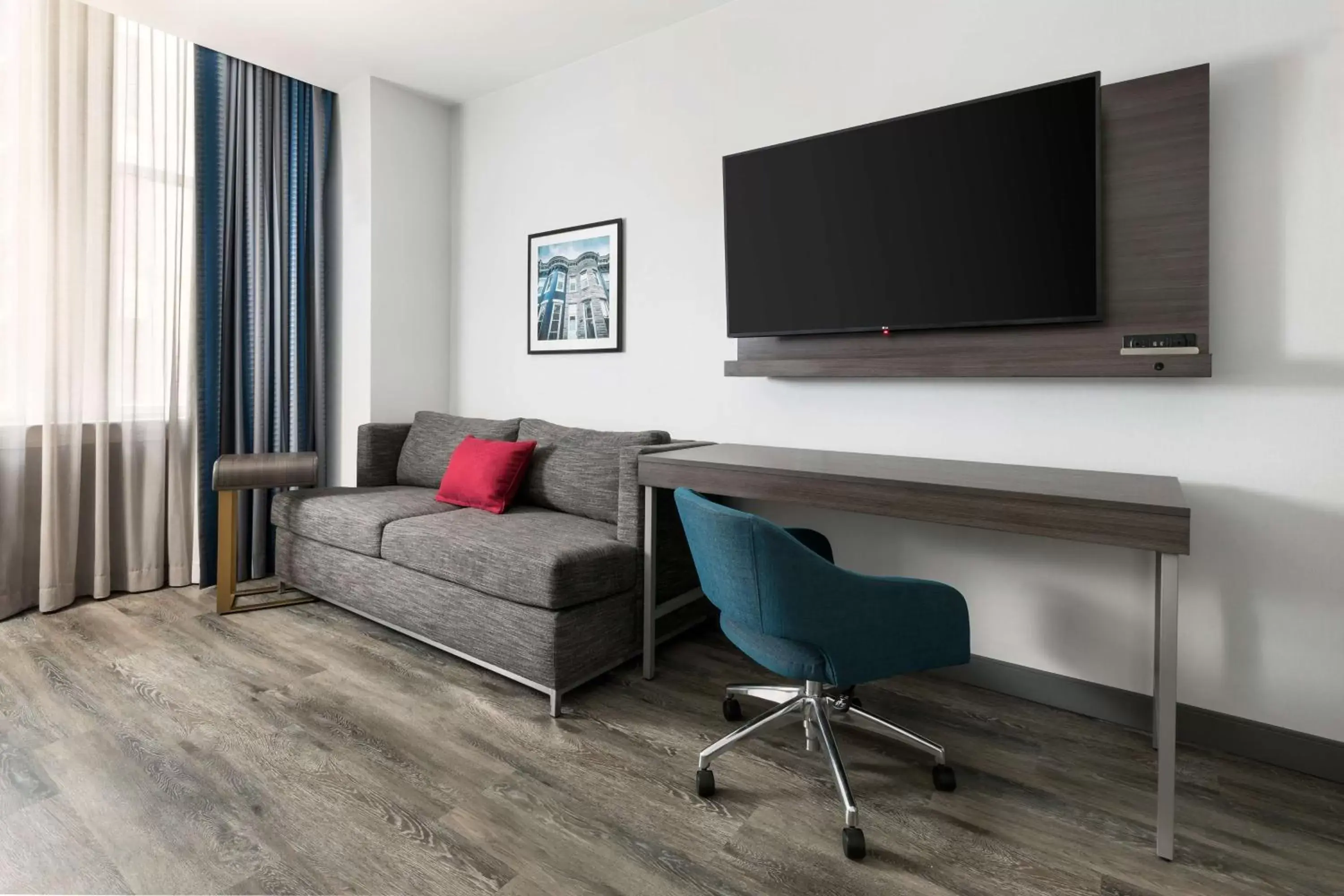 Bed, TV/Entertainment Center in Hampton Inn & Suites Baltimore Inner Harbor