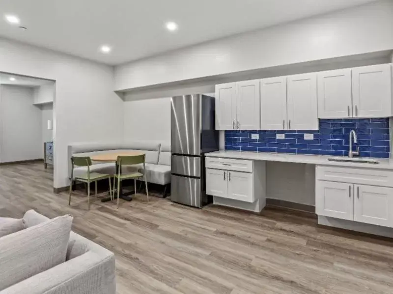 Seating area, Kitchen/Kitchenette in Seaport Suites