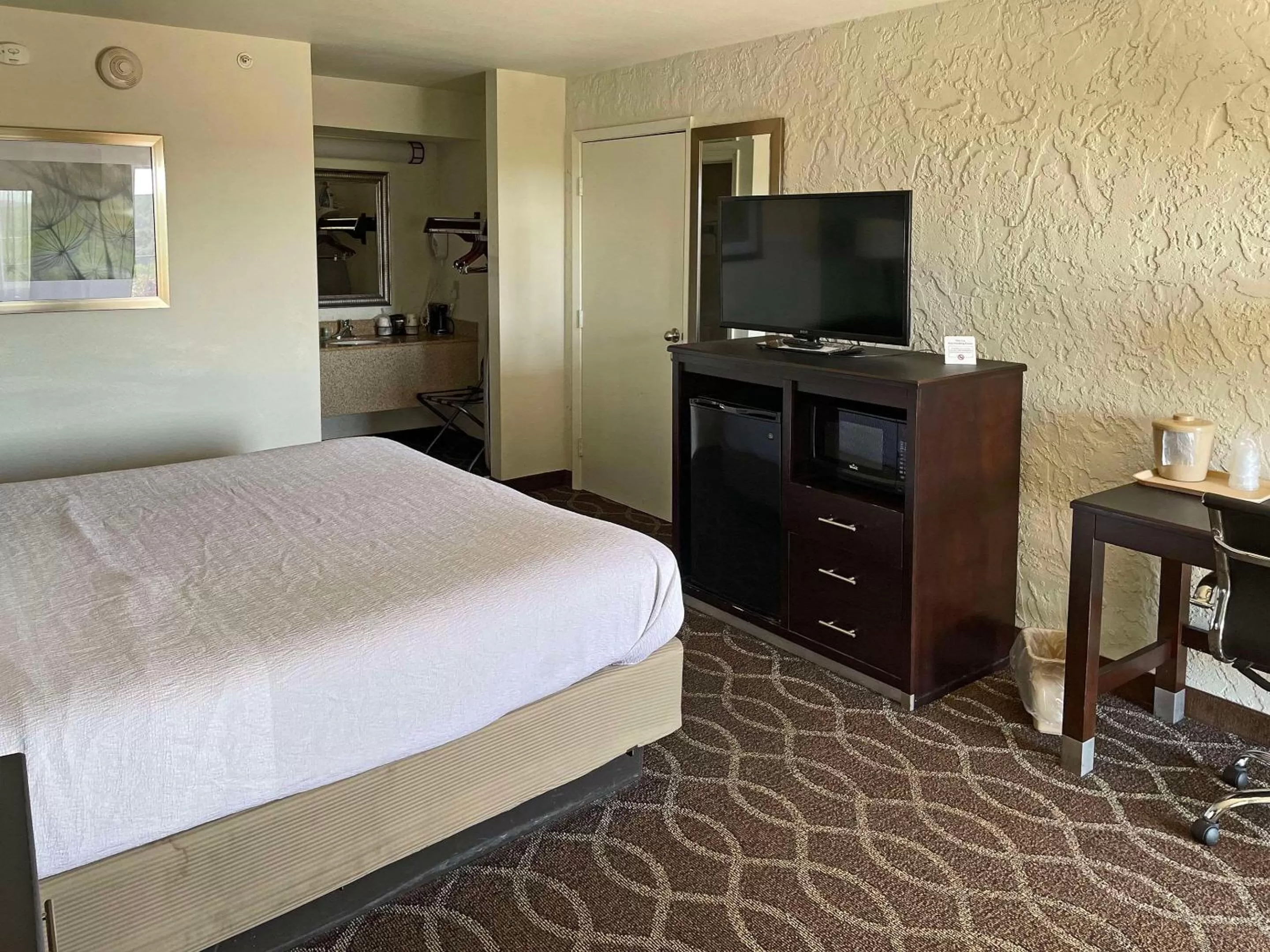 Bedroom, Bed in Quality Inn Clinton North