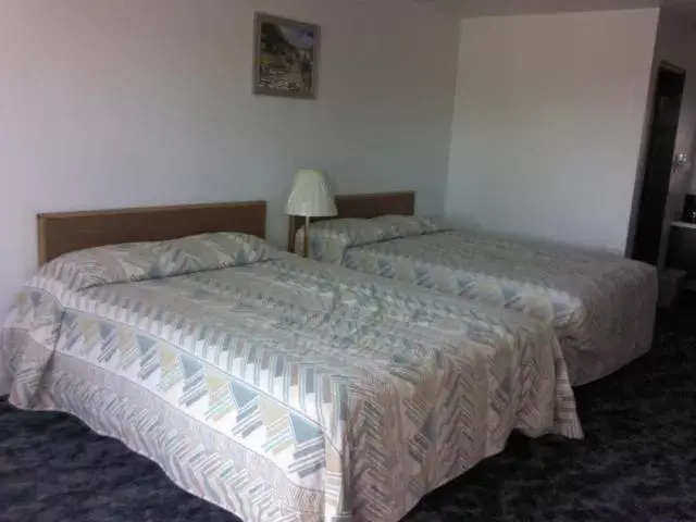 Queen Room with Two Queen Beds - Non-Smoking in Knights Inn Boardman