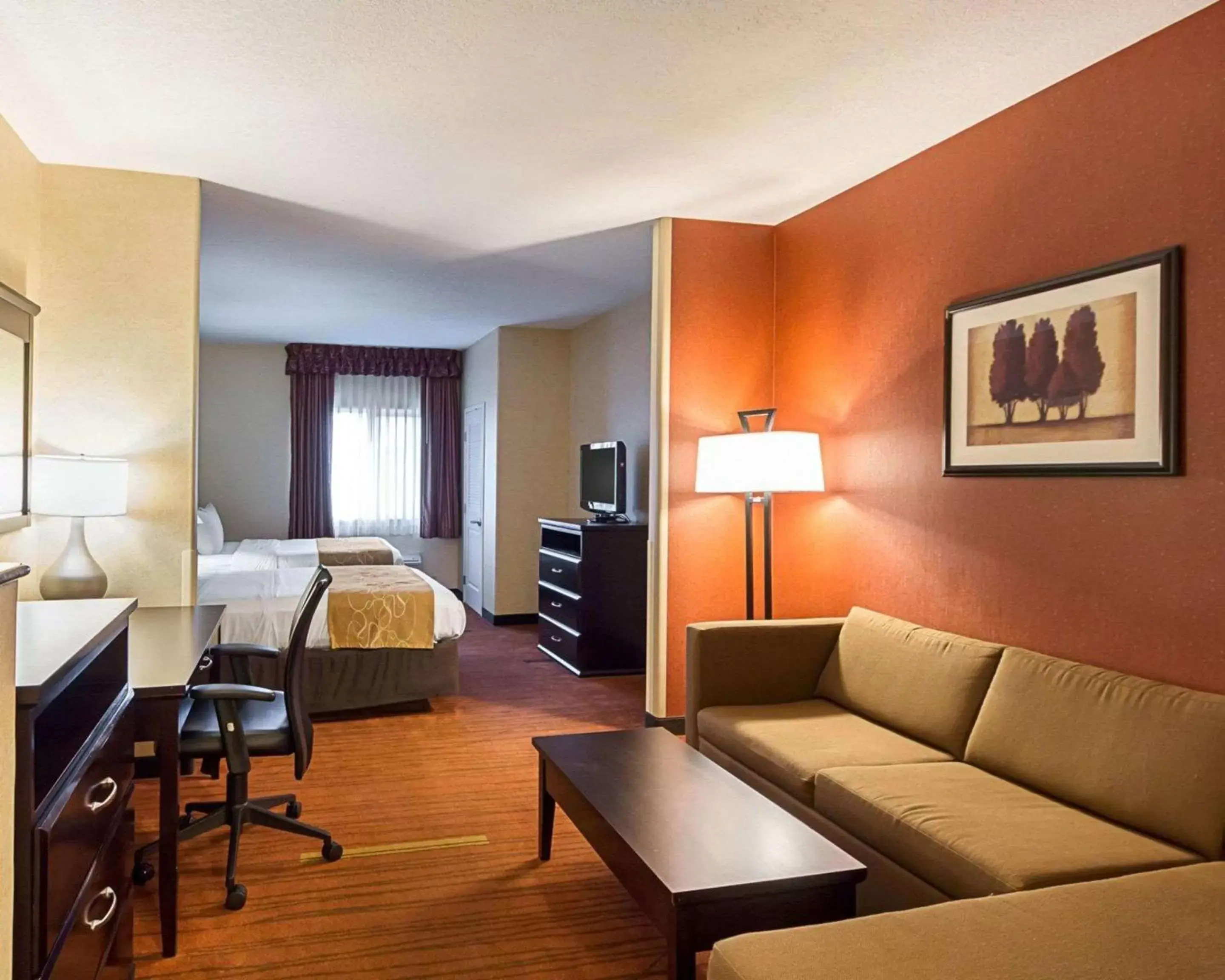 Photo of the whole room, Seating Area in Comfort Suites Airport Wichita