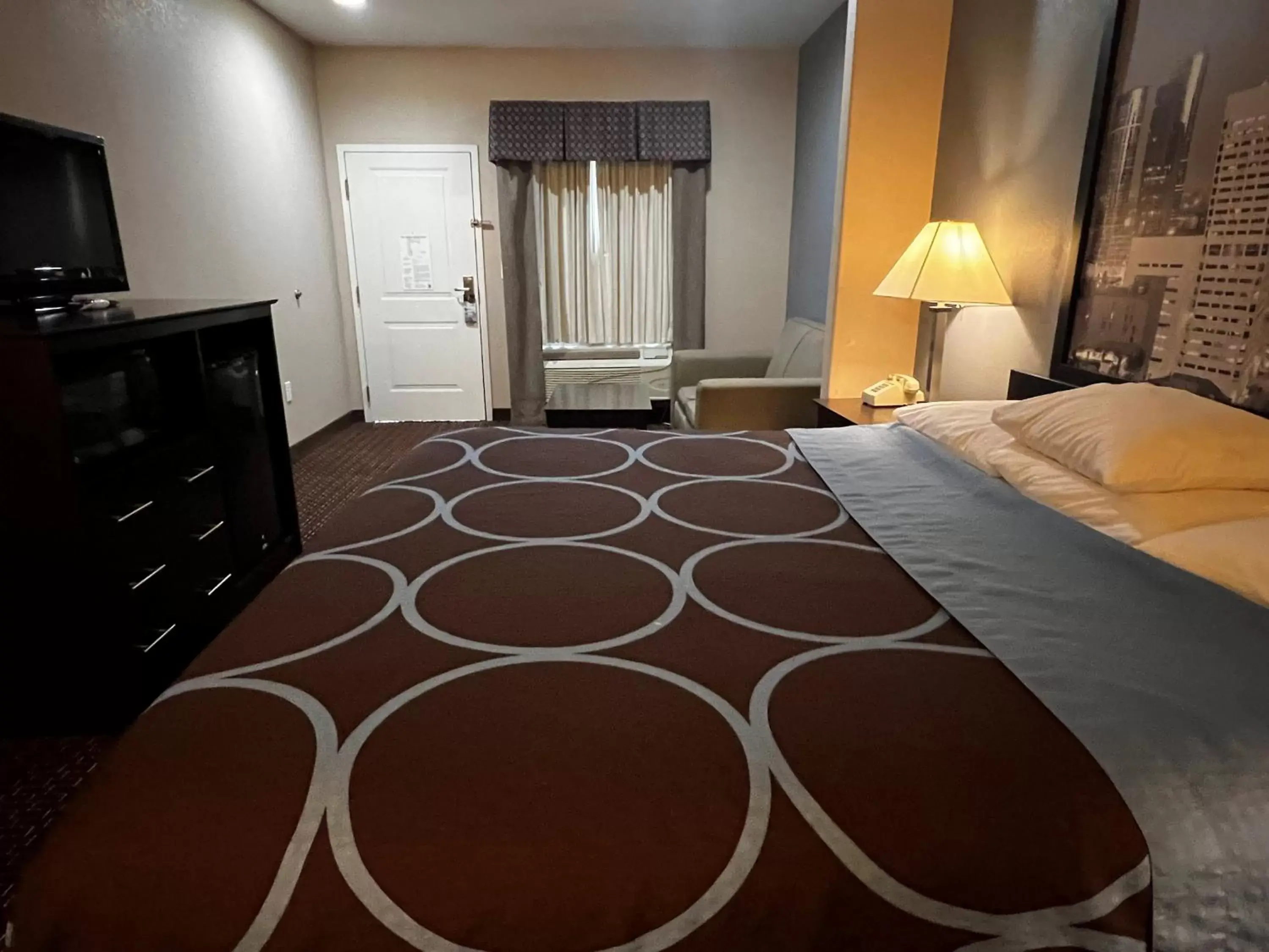 Photo of the whole room, Bed in Super 8 by Wyndham Center