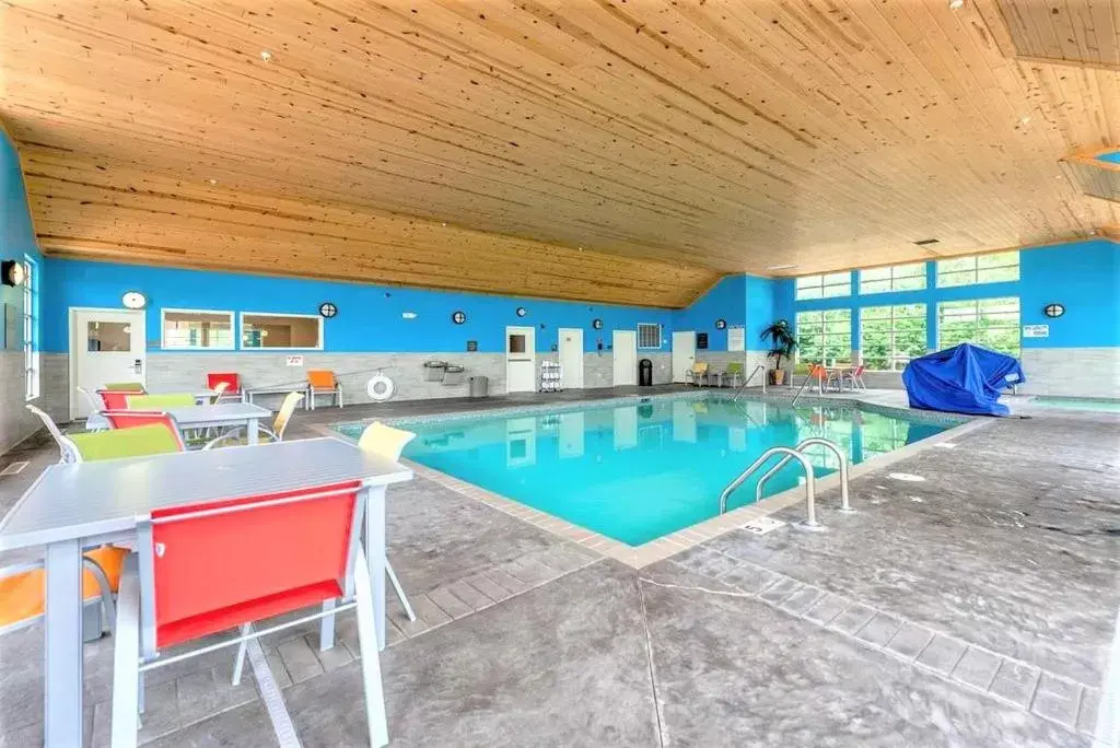 Swimming Pool in AmeriVu Inn and Suites - Chisago City