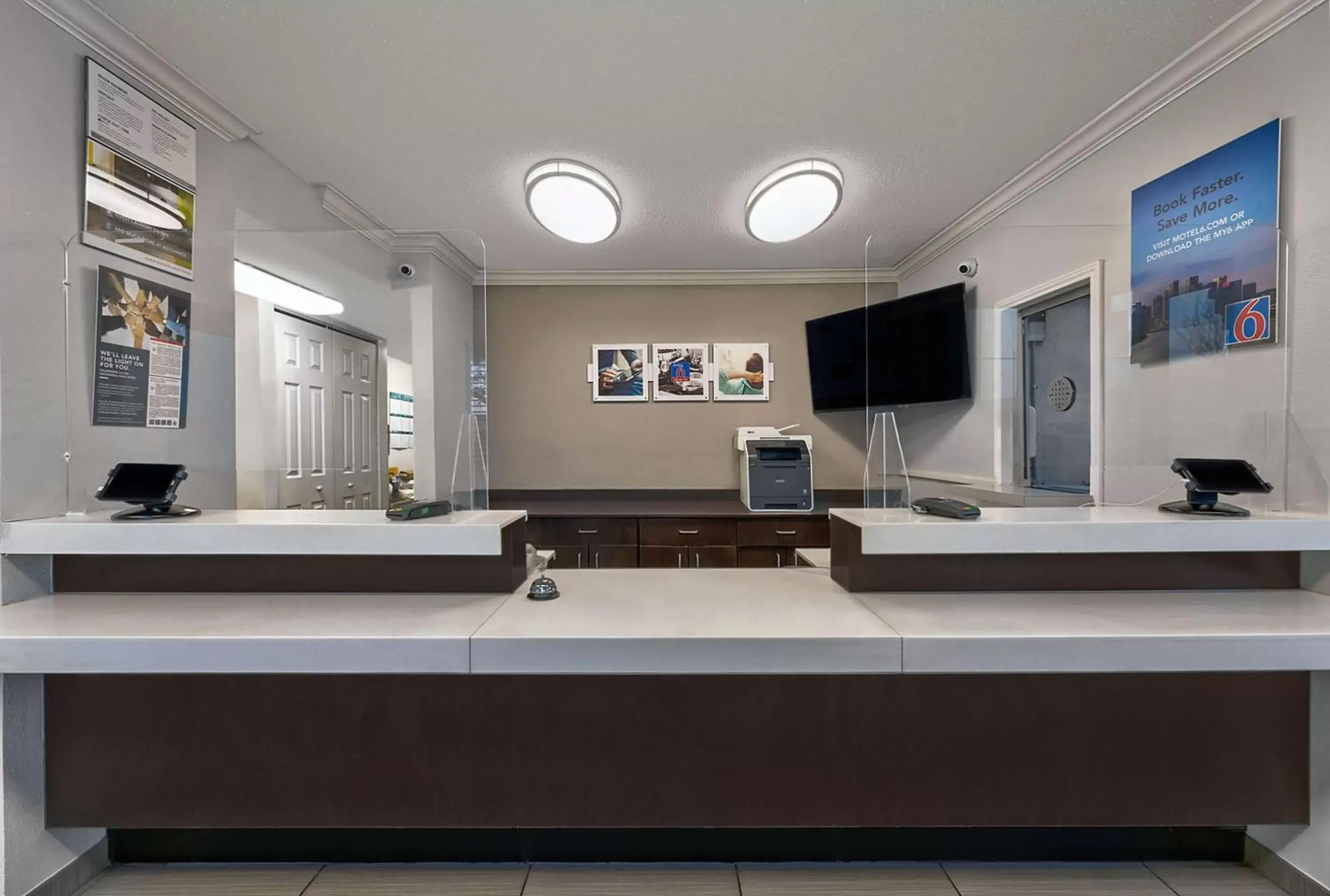 Lobby or reception in Studio 6-North Richland Hills, TX - Fort Worth Lobby or reception in Studio 6-North Richland Hills, TX - Fort Worth