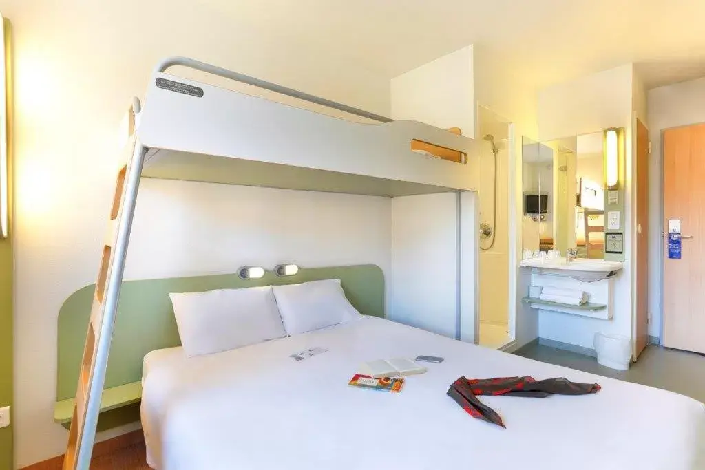 Bathroom, Bed in IBIS BUDGET Biarritz - Anglet