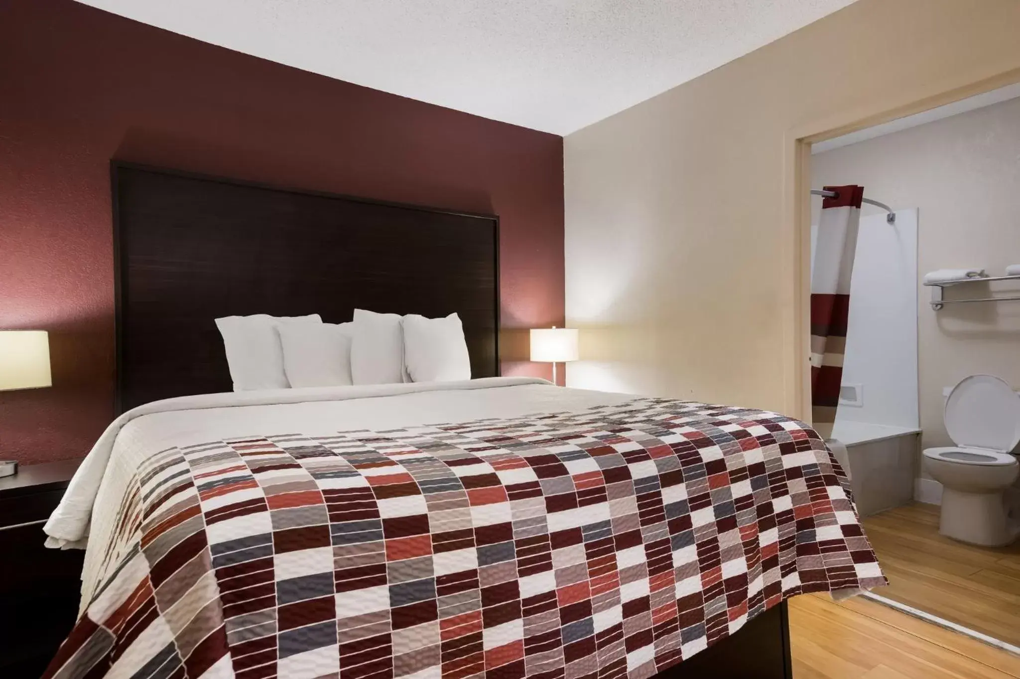 Bedroom, Bed in Red Roof Inn & Suites Statesboro - University