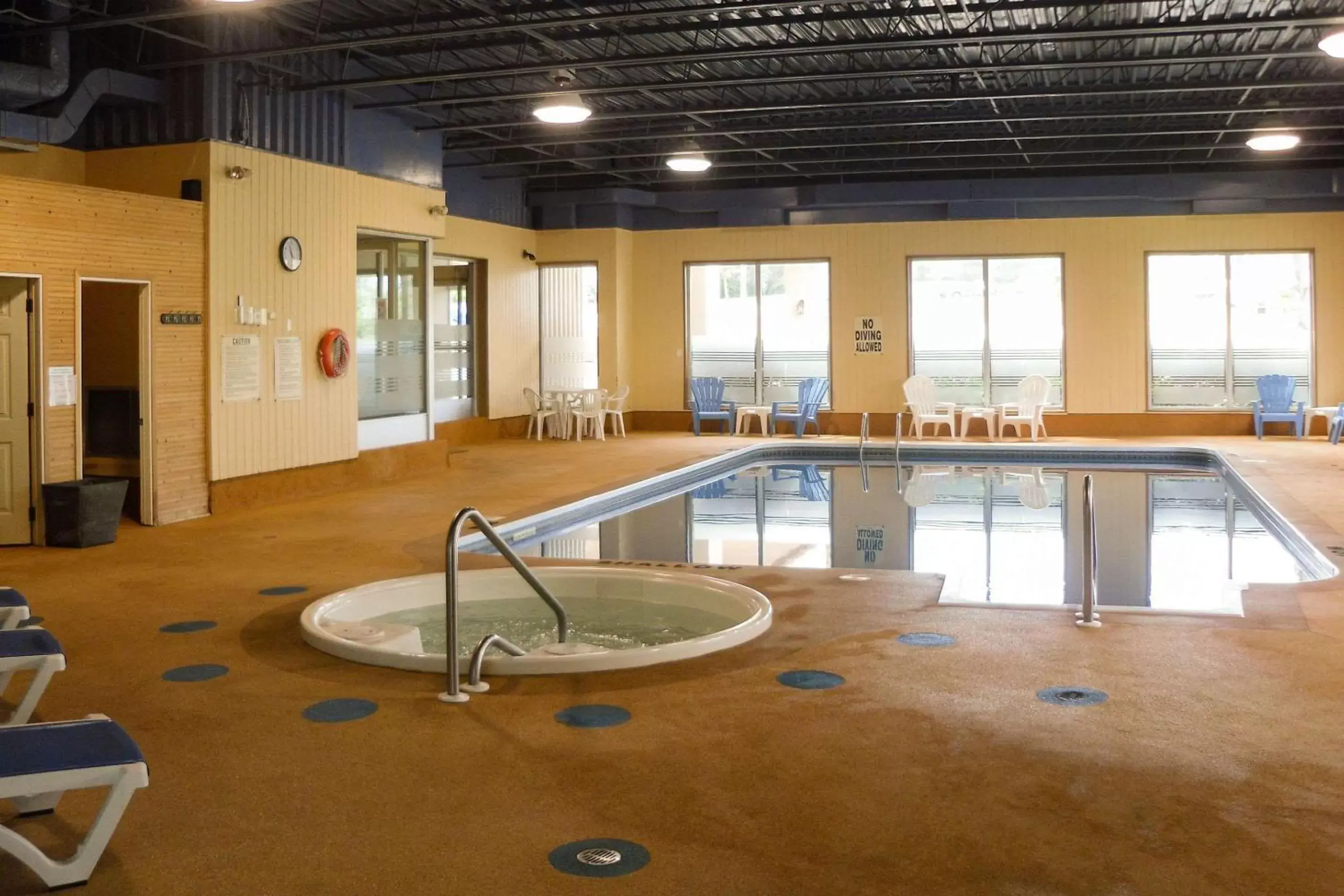 On site, Swimming Pool in Quality Inn Owen Sound