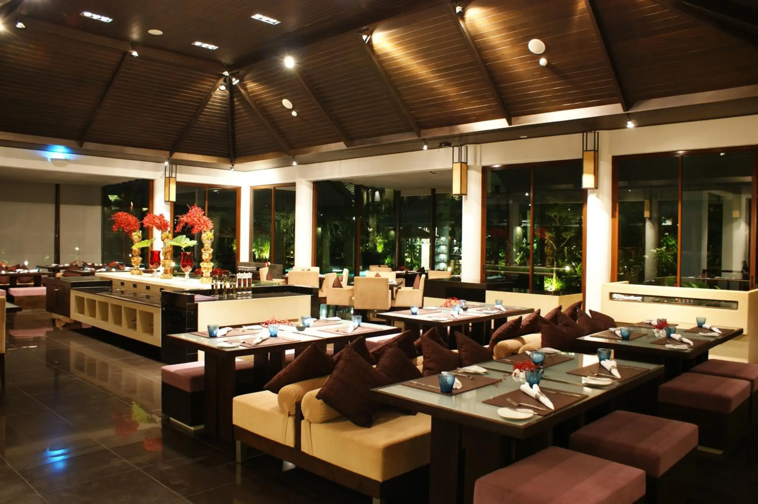 Restaurant/Places to Eat in The Zign Hotel Premium Villa