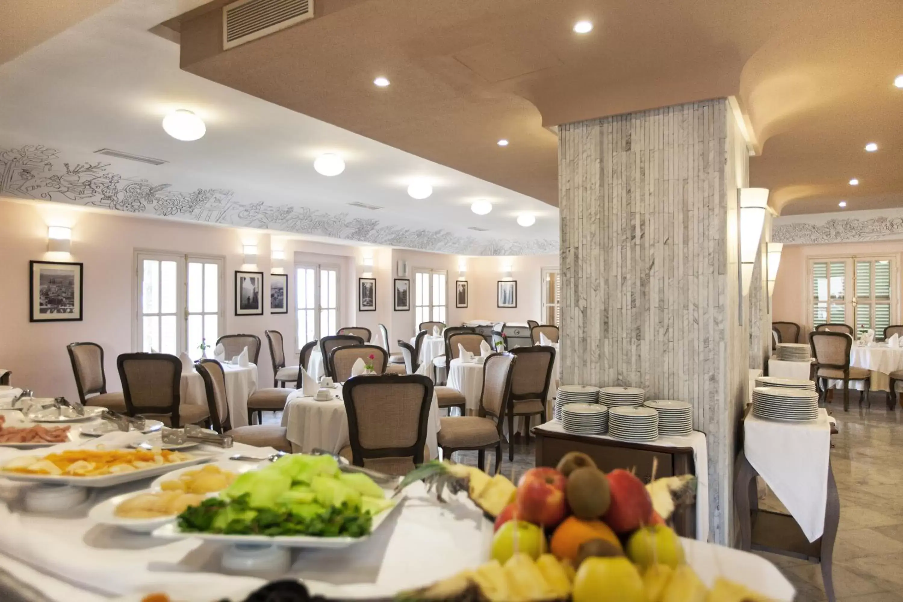 Restaurant/places to eat in Grand Hotel Villa de France