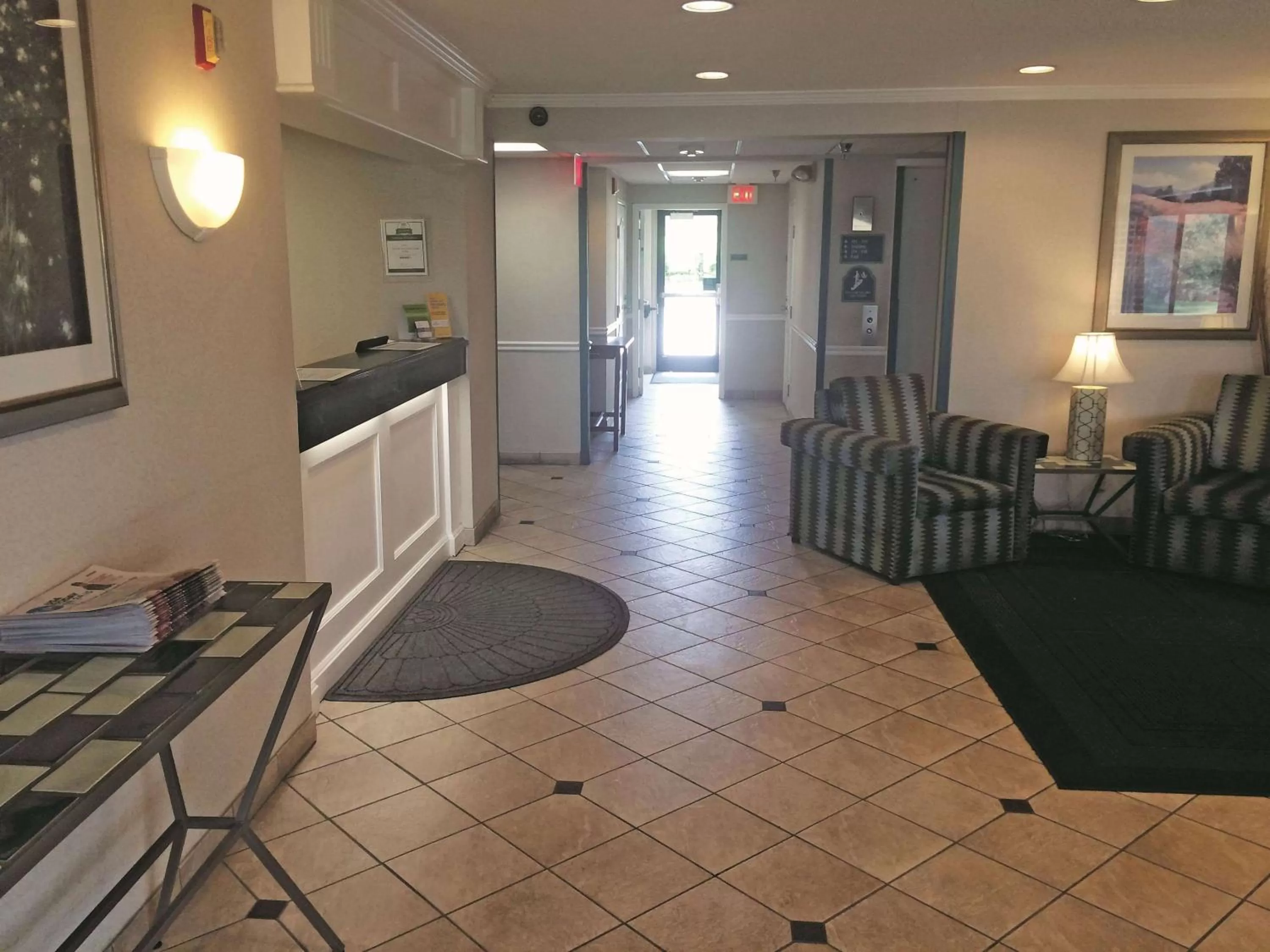 Lobby or reception in La Quinta by Wyndham Chicago Gurnee