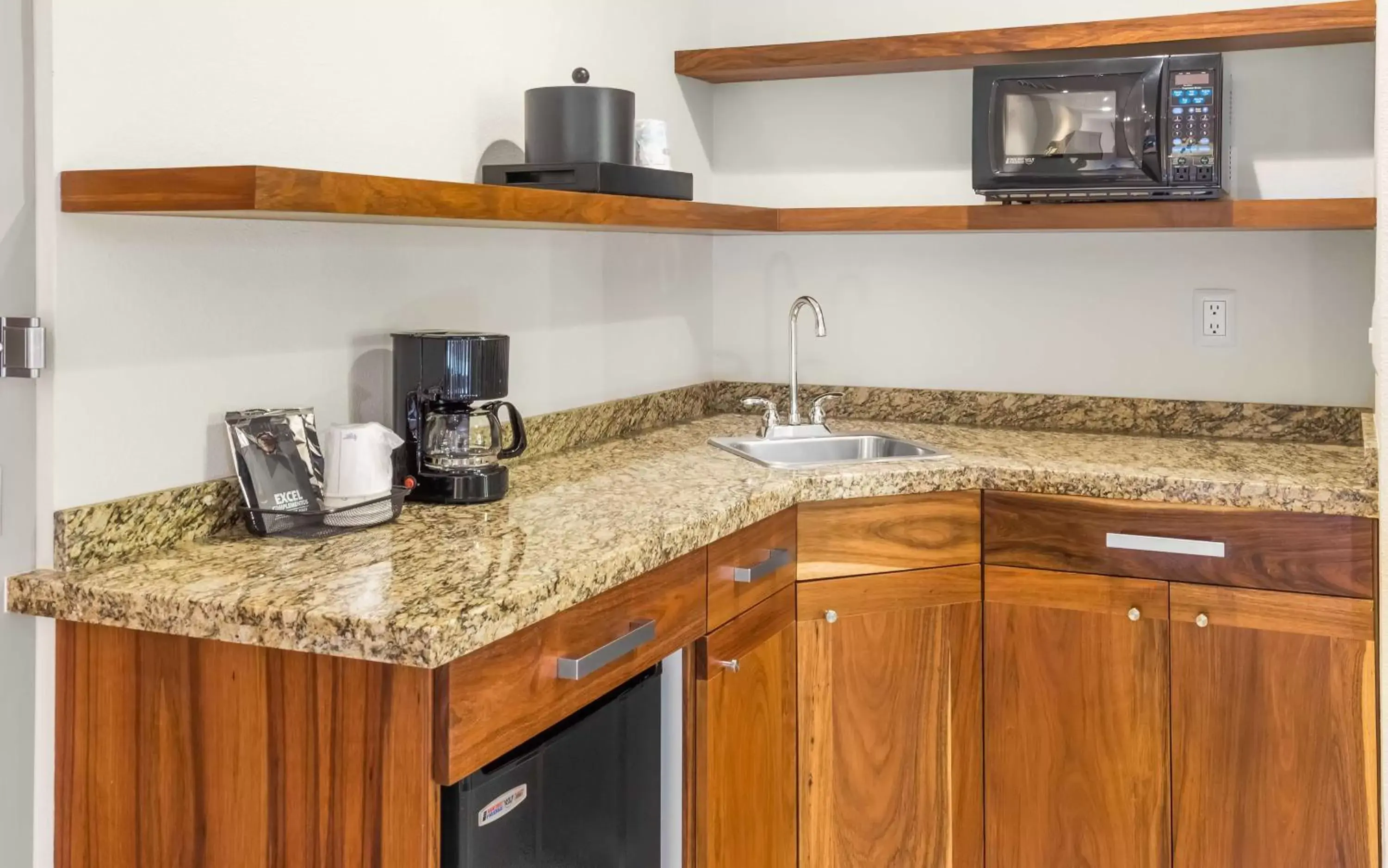 Kitchen or kitchenette, Kitchen/Kitchenette in Hampton Inn & Suites by Hilton Los Cabos