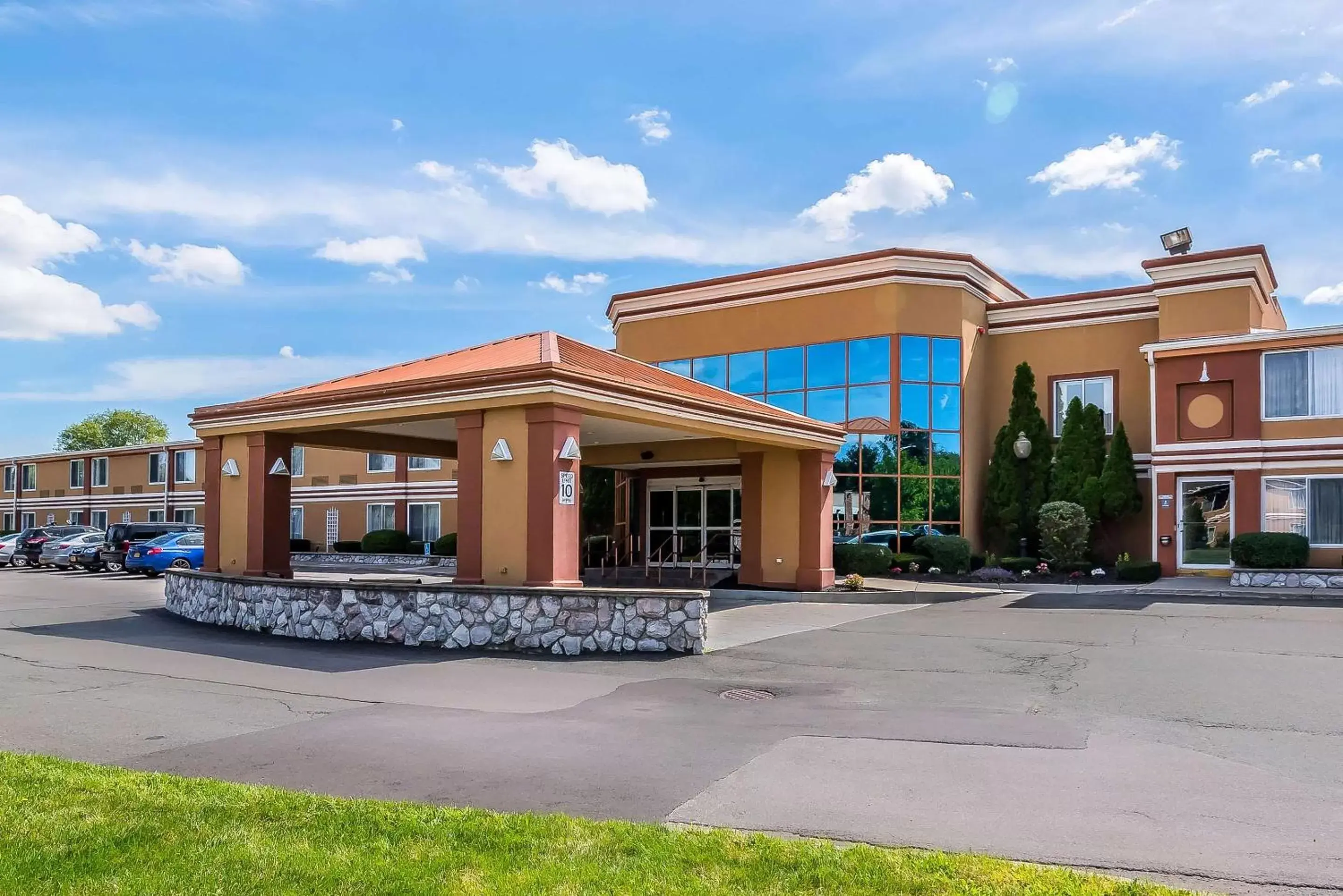 Property Building in Quality Inn & Suites Albany Airport