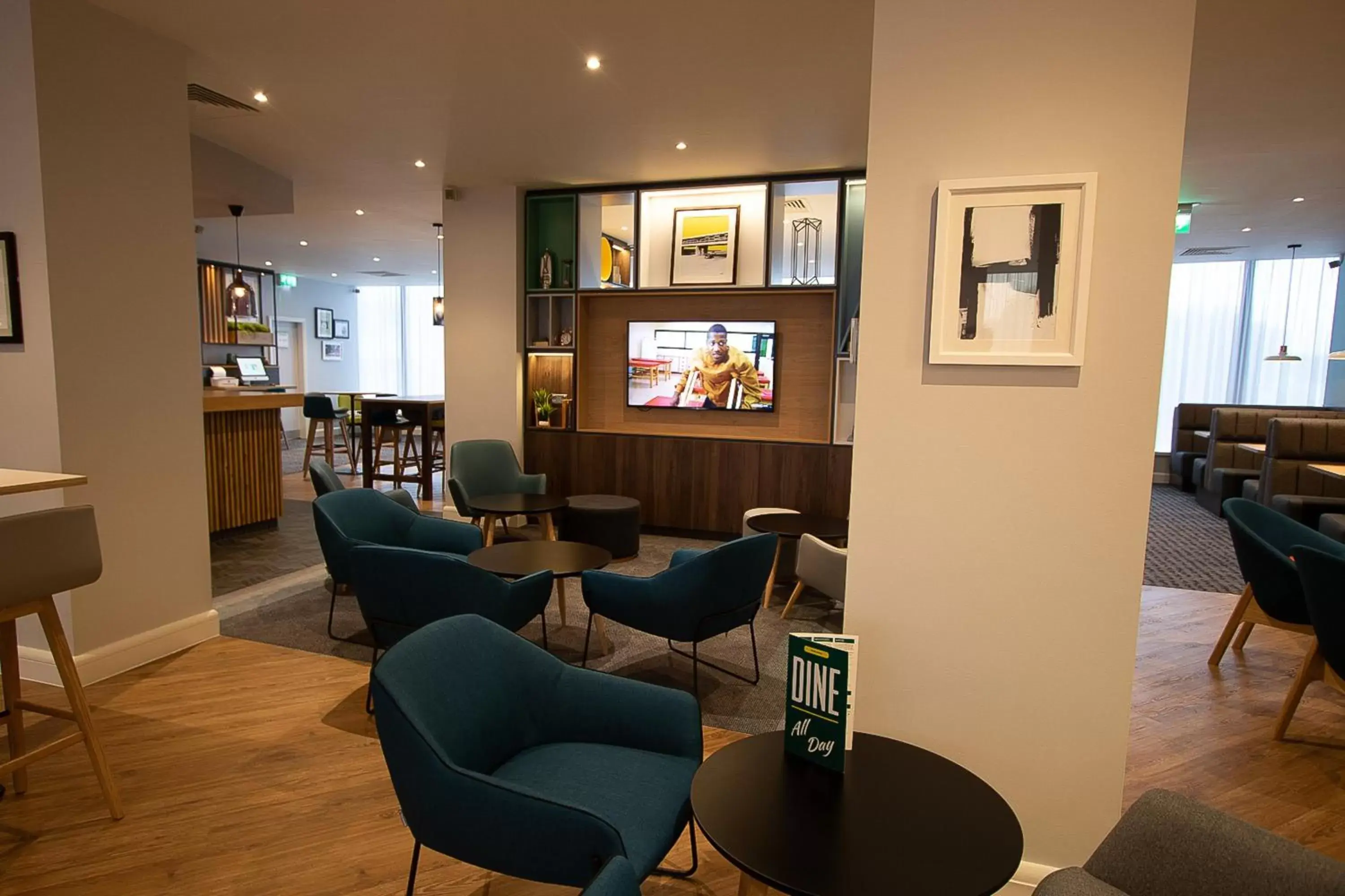 Lounge or bar in Holiday Inn Preston, an IHG Hotel