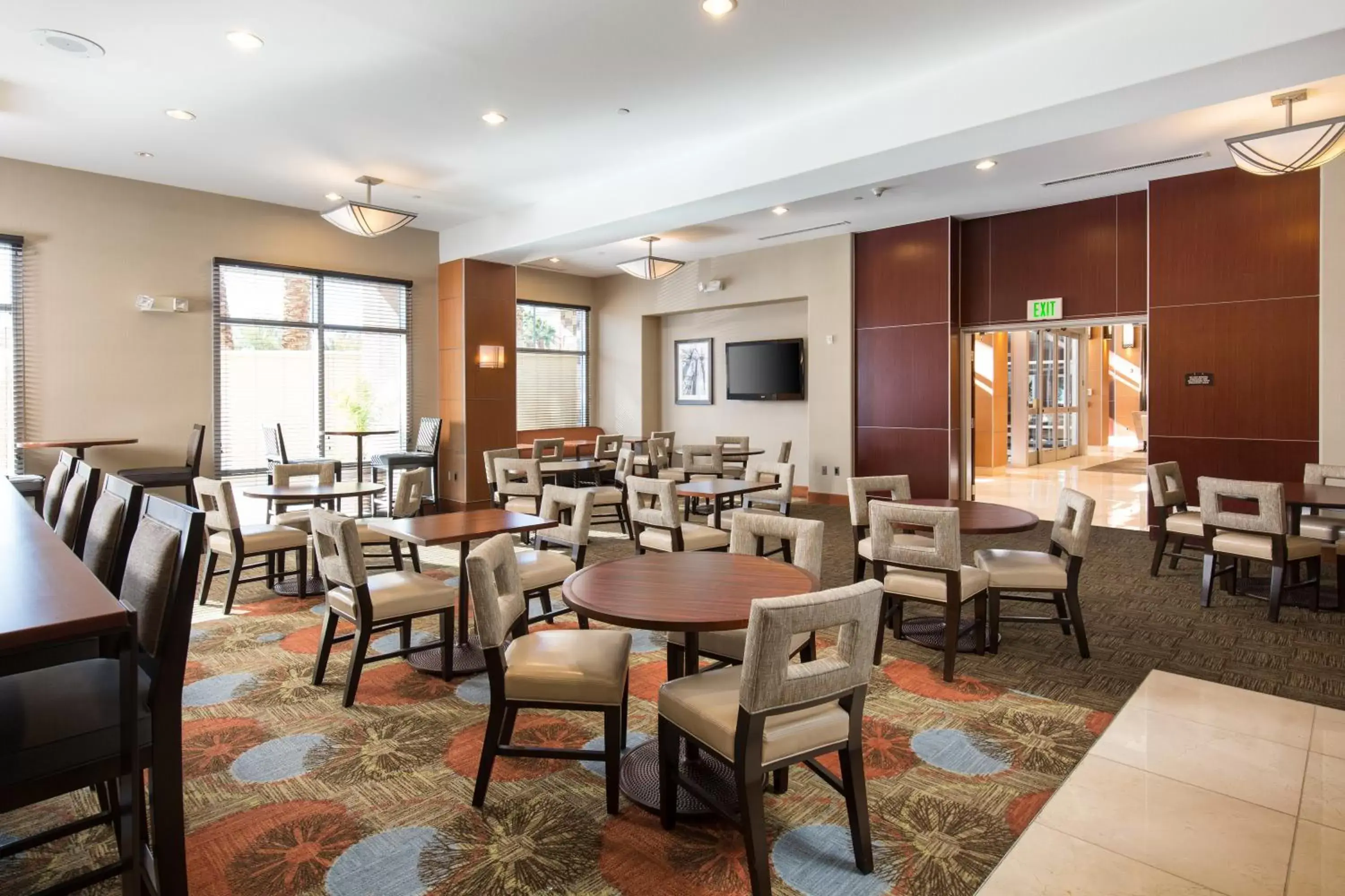 Seating area, Restaurant/Places to Eat in Staybridge Suites Las Vegas - Stadium District