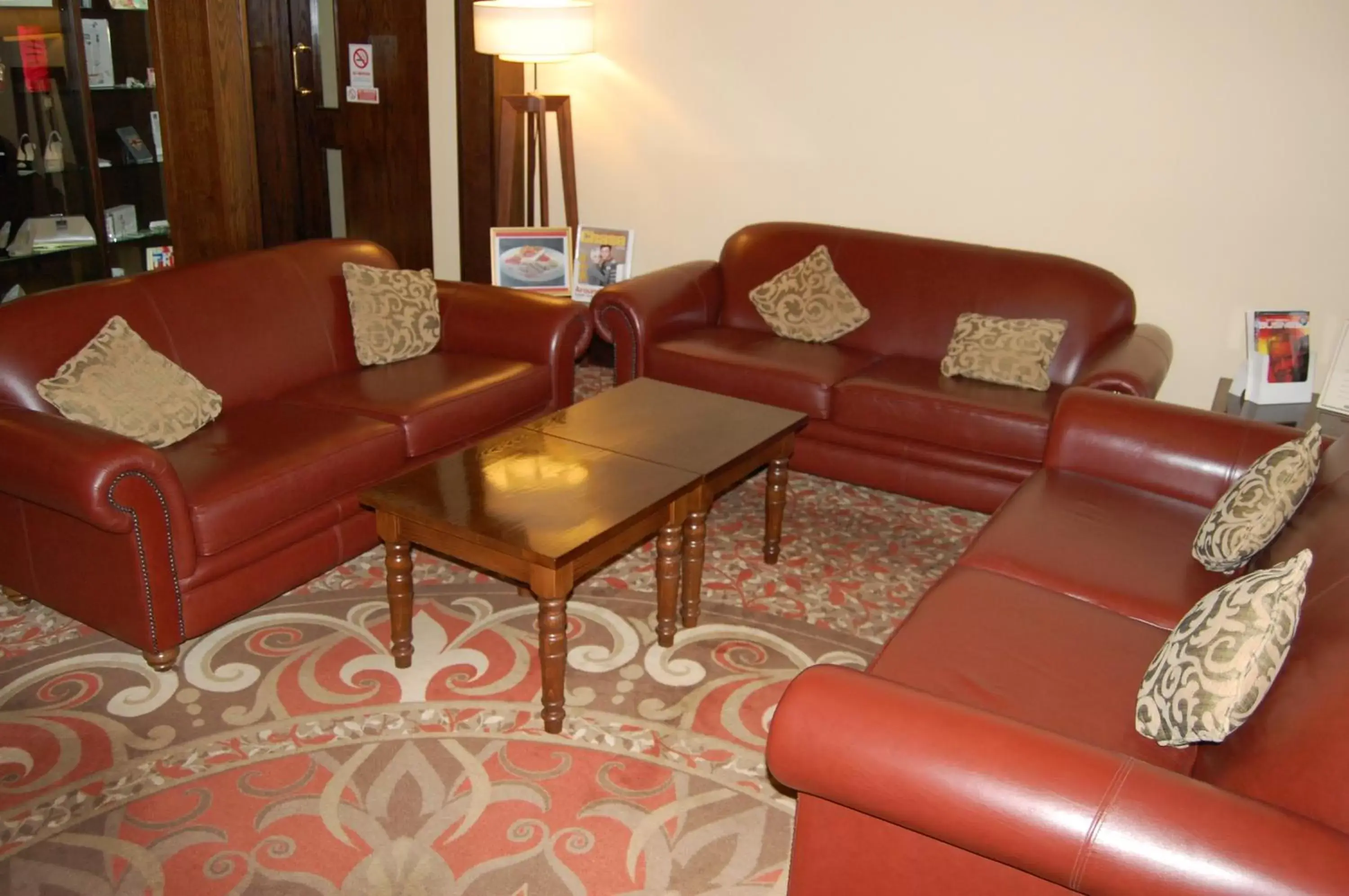 Lounge or bar, Seating Area in Best Western Plus Pastures Hotel