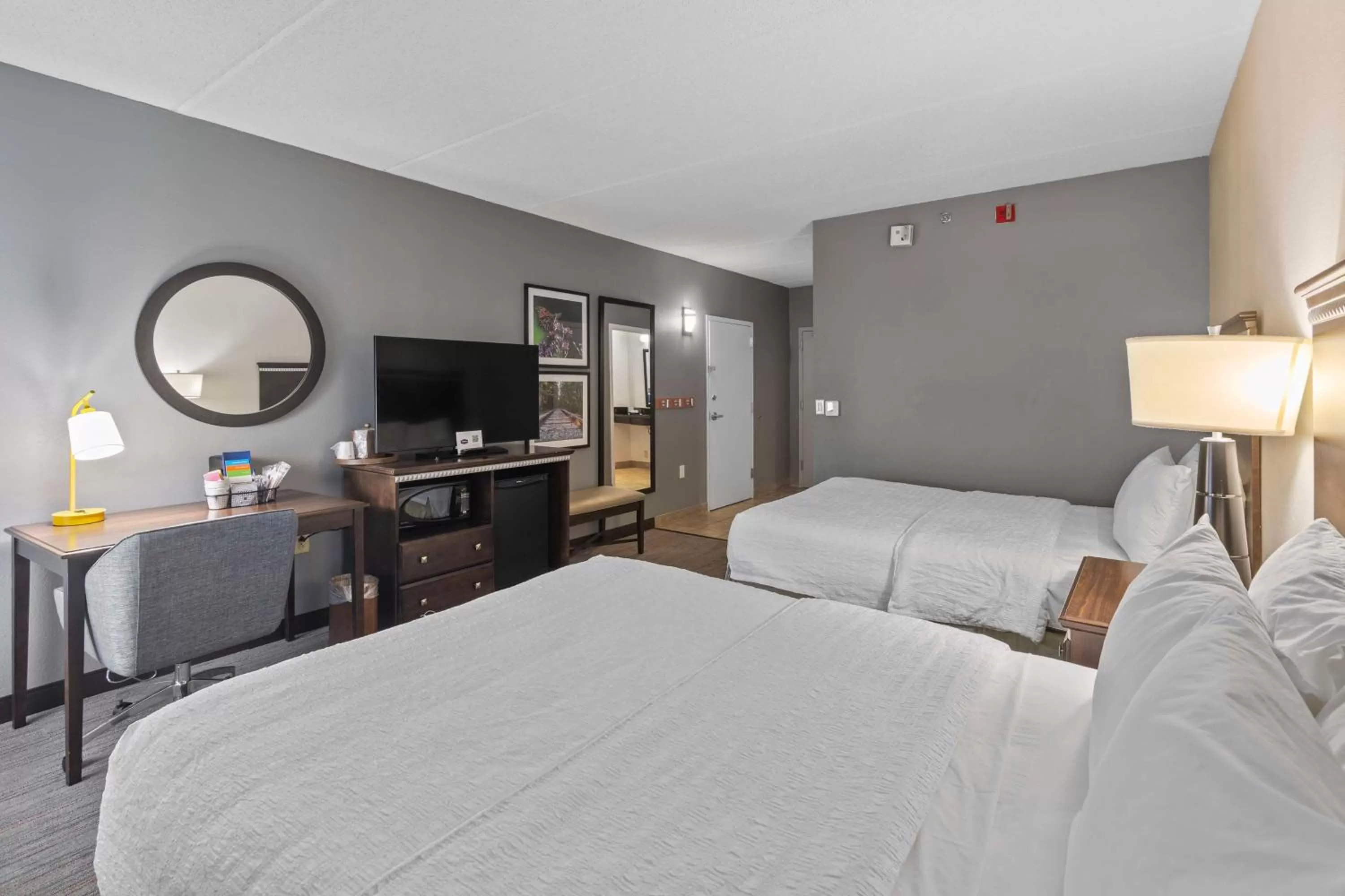Bedroom, Bed in Hampton Inn Atlanta-Woodstock
