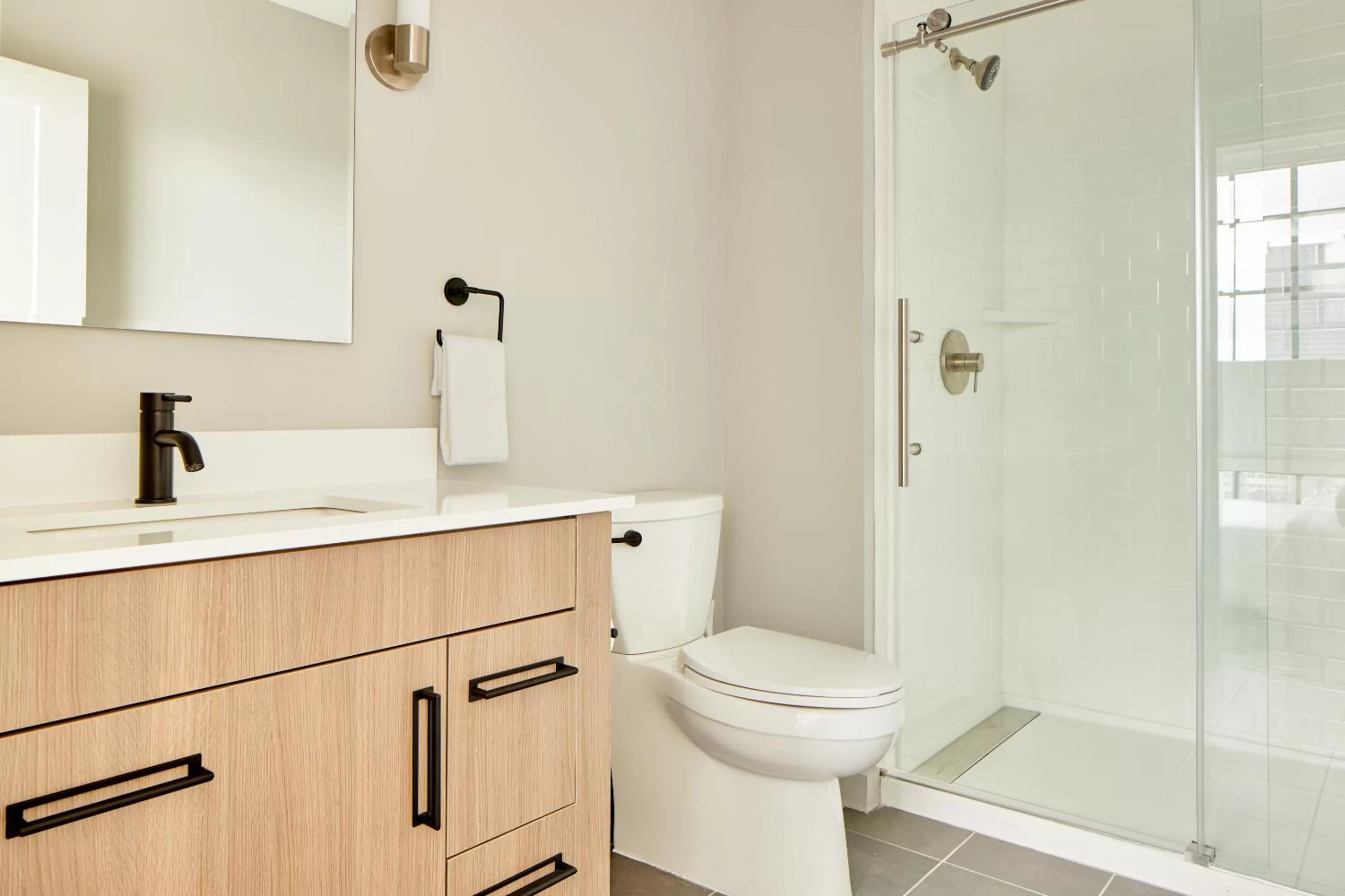 Living room, Bathroom in Sonder The Tidewater