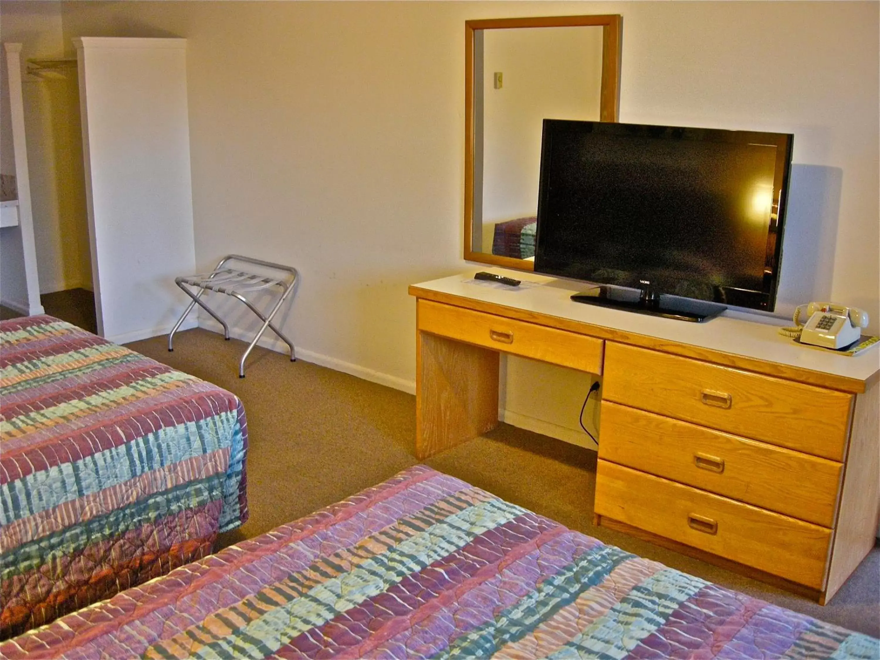 TV and multimedia, TV/Entertainment Center in Motel 101