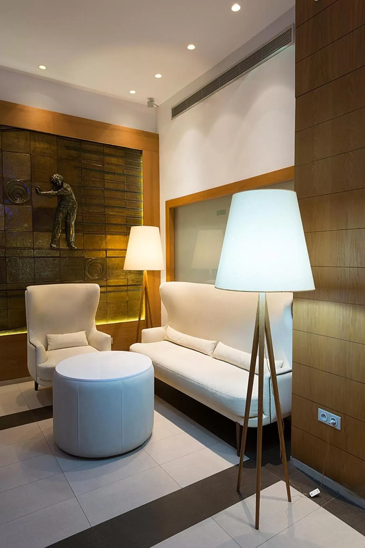 Communal lounge/ TV room in Golf Royal Hotel