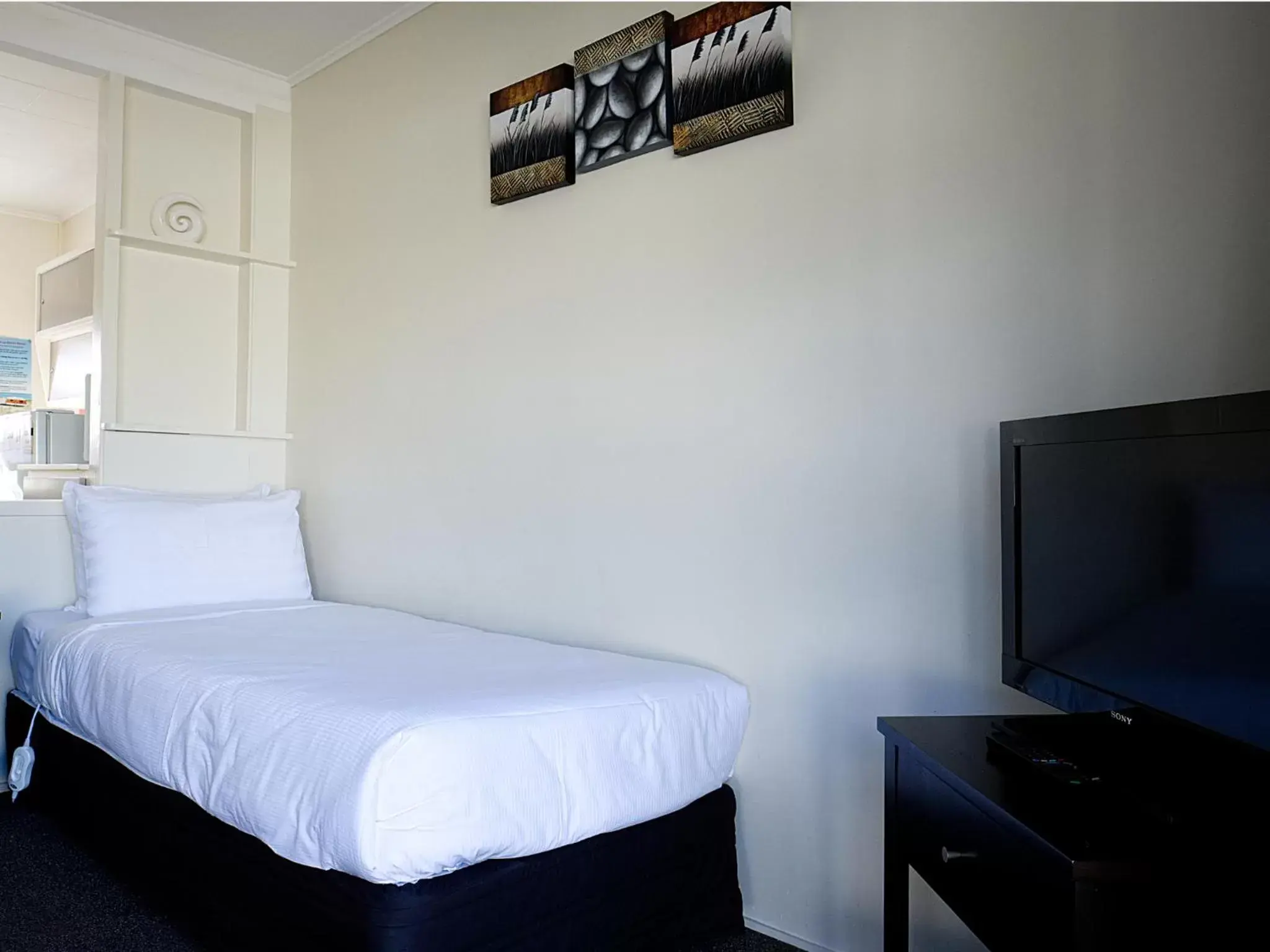 Bed, TV/Entertainment Center in Tairua Shores Motel