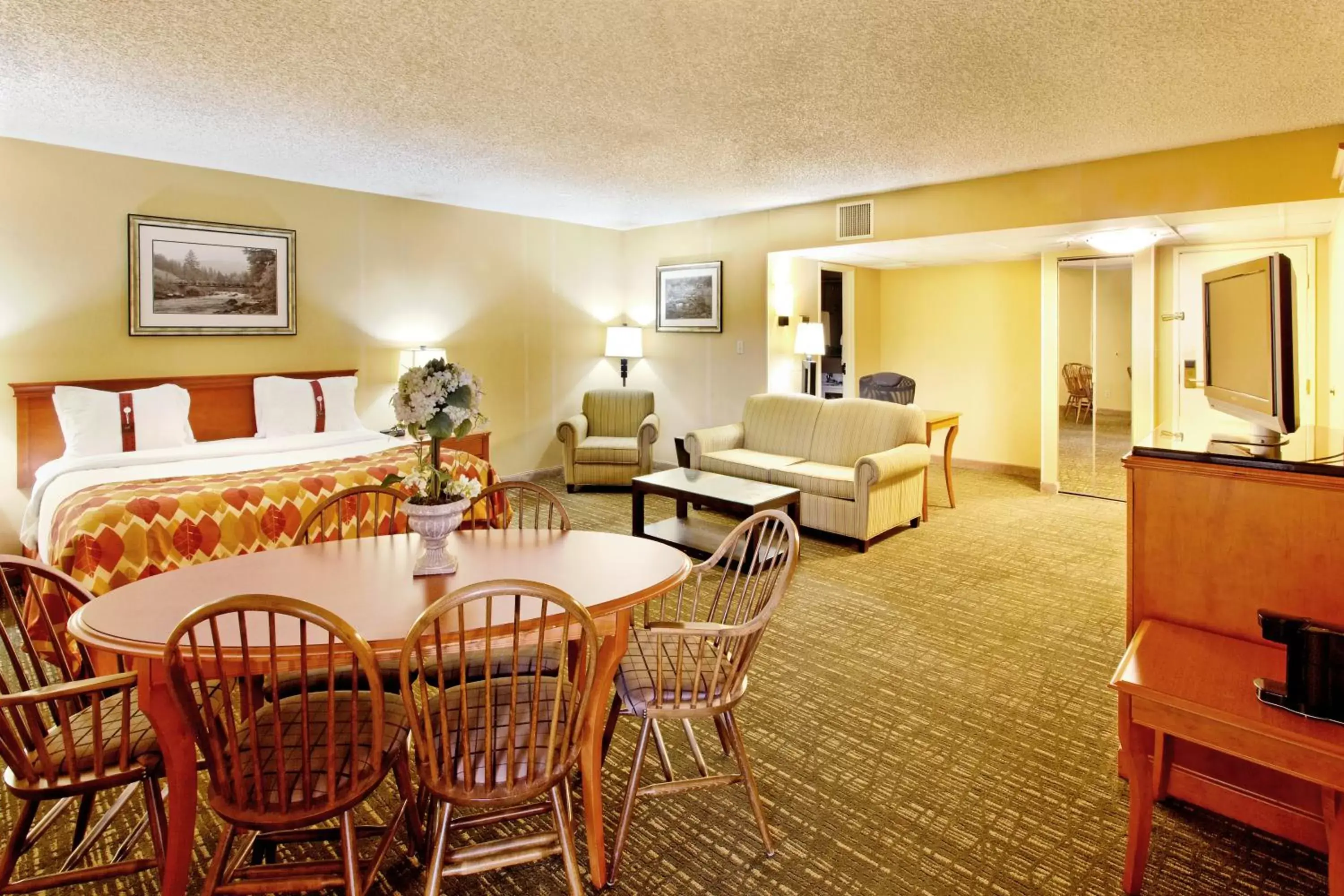 Photo of the whole room, Seating Area in Holiday Inn Missoula Downtown, an IHG Hotel