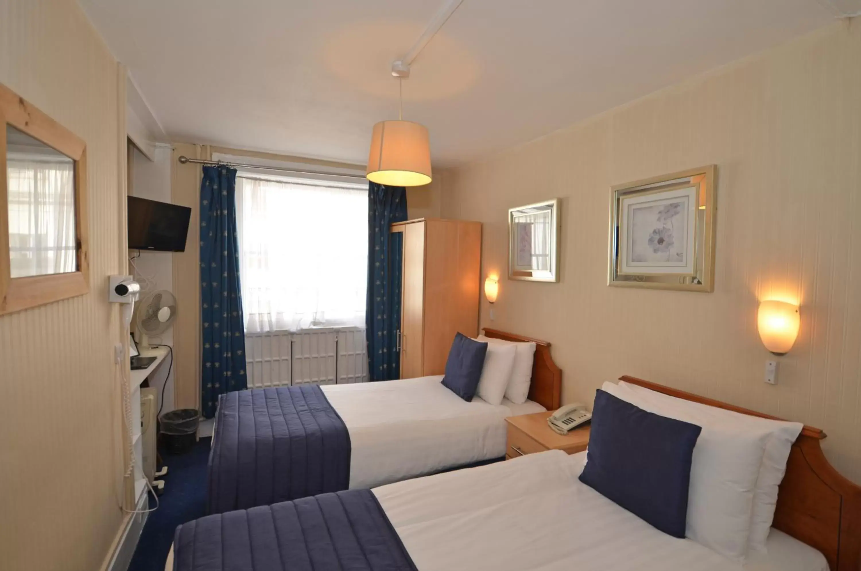 Twin Room with Private Bathroom in Parkwood Hotel Twin Room with Private Bathroom in Parkwood Hotel