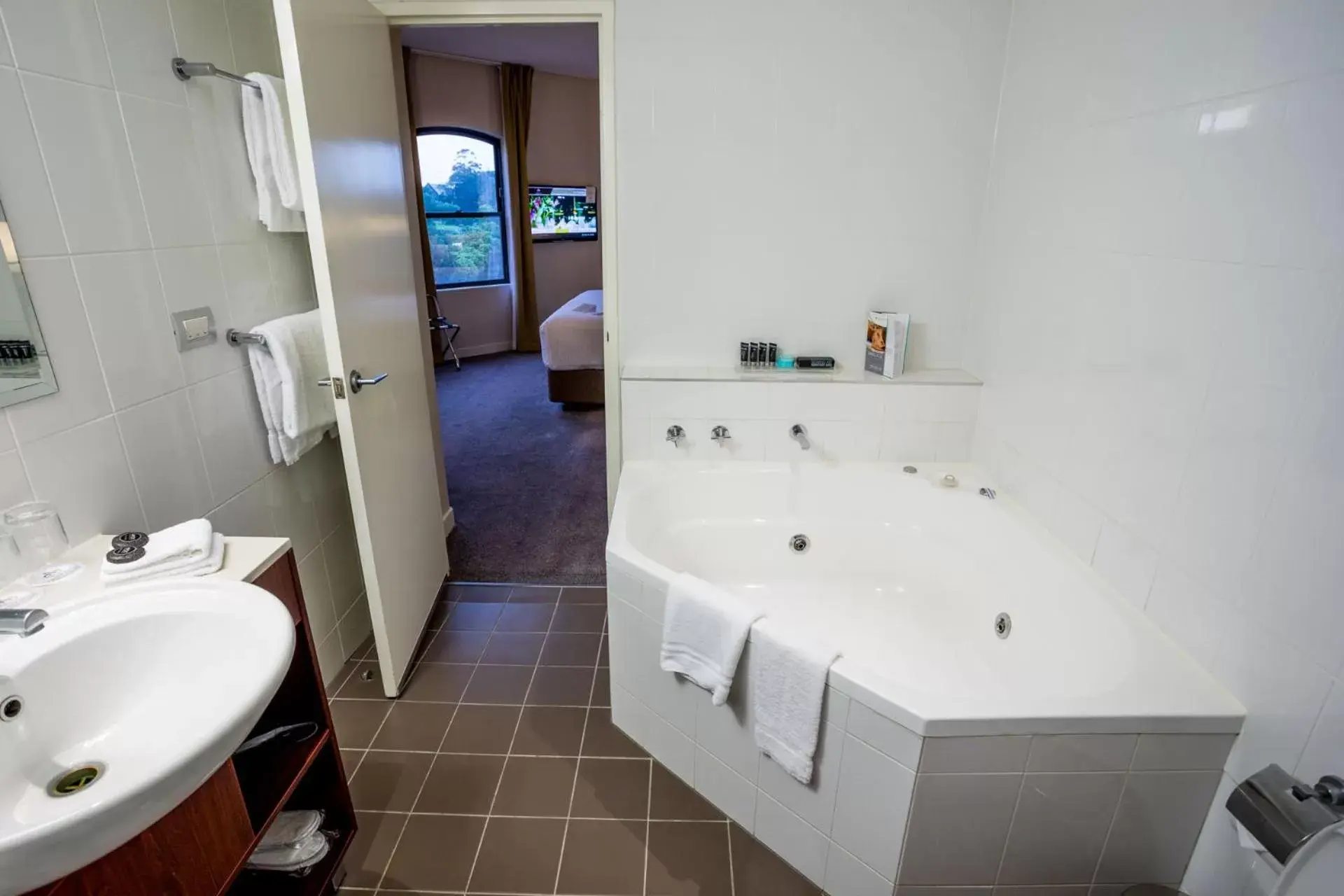Toilet, Bathroom in Amora Hotel Riverwalk
