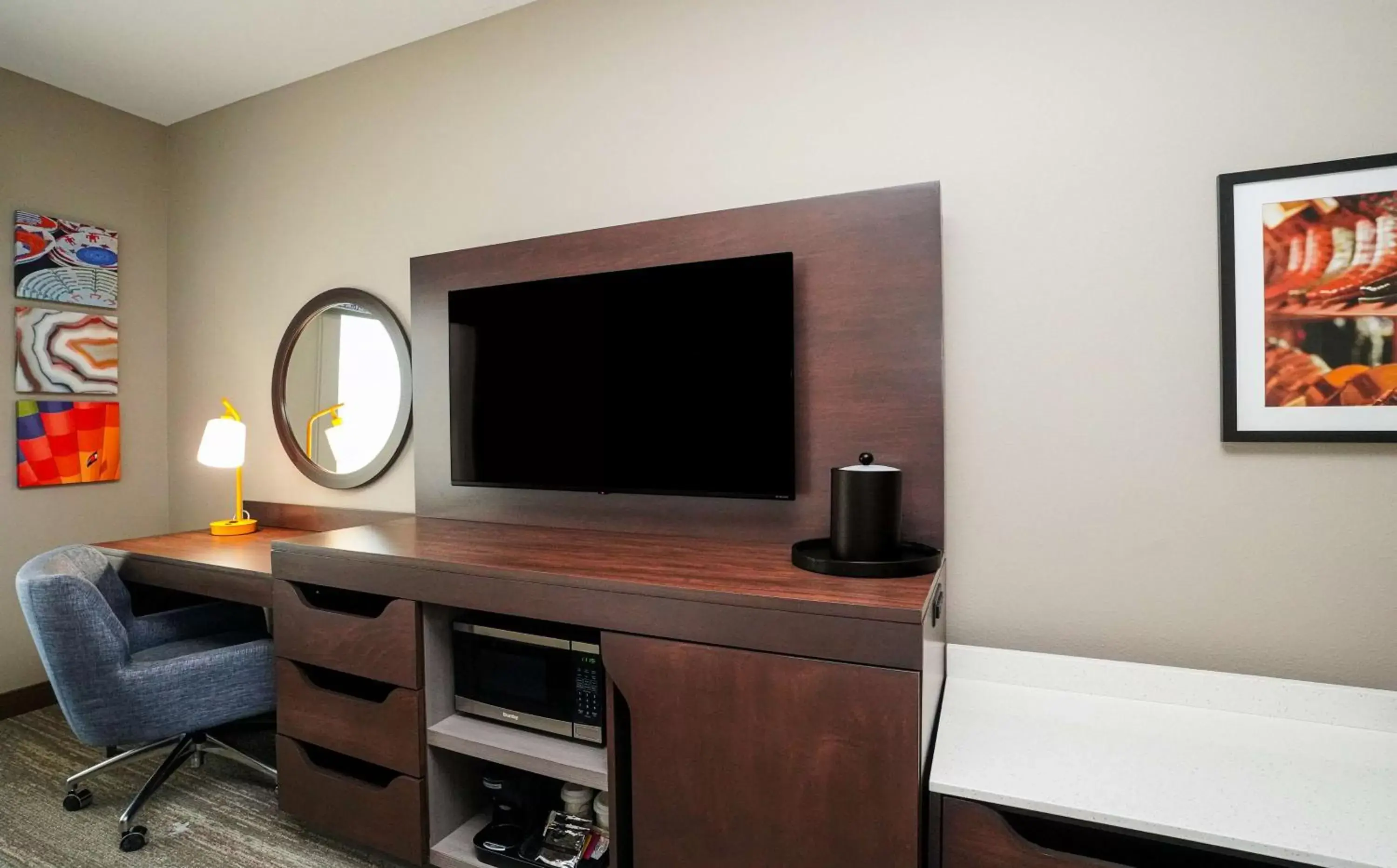 Bedroom, TV/Entertainment Center in Hampton Inn Colorado Springs I-25 Central