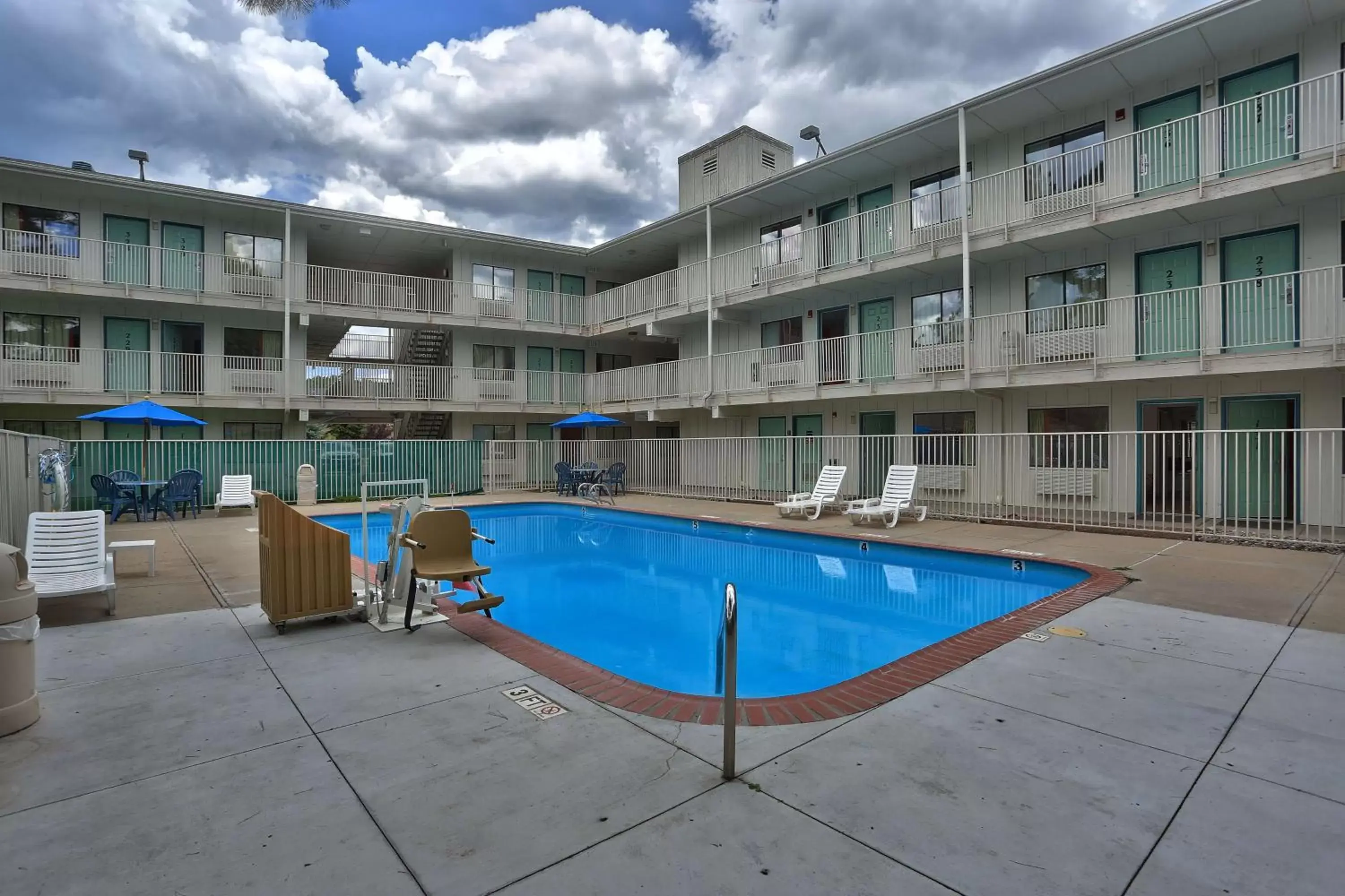 Day, Swimming Pool in Motel 6-Flagstaff, AZ - West - Woodland Village