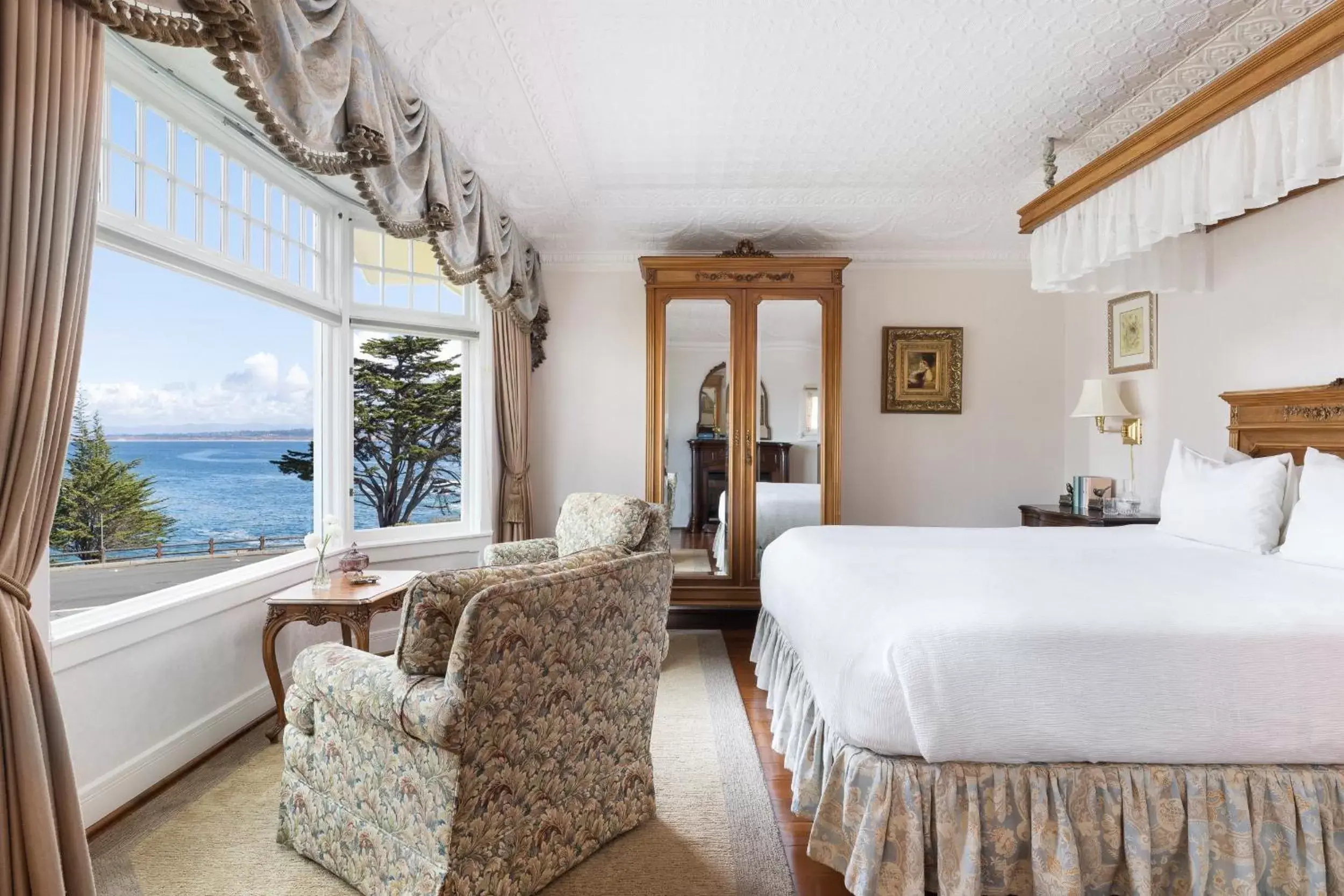 Seating area in Seven Gables Inn on Monterey Bay, A Kirkwood Collection Hotel