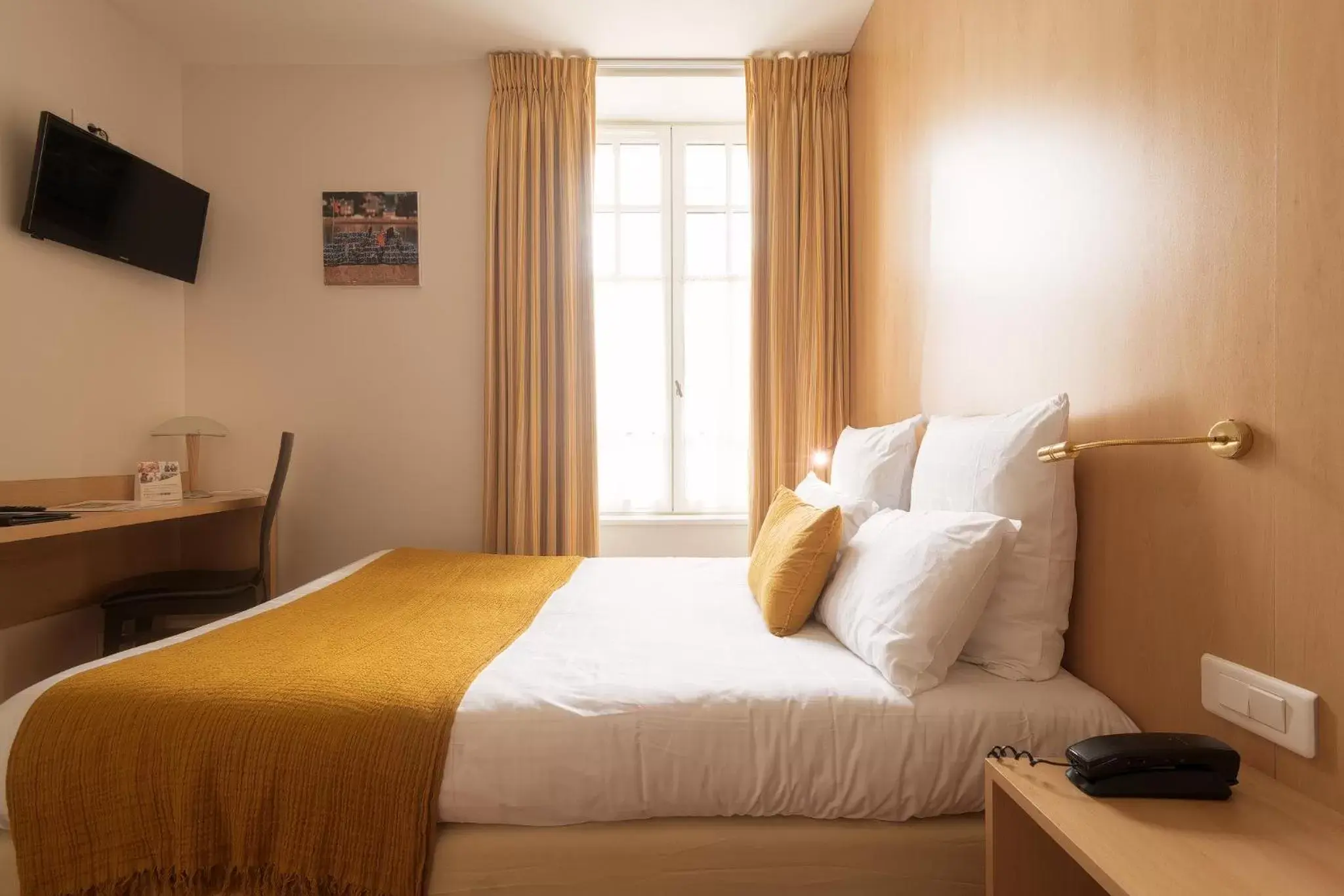 Bedroom, Bed in Hotel Balmoral Dinard