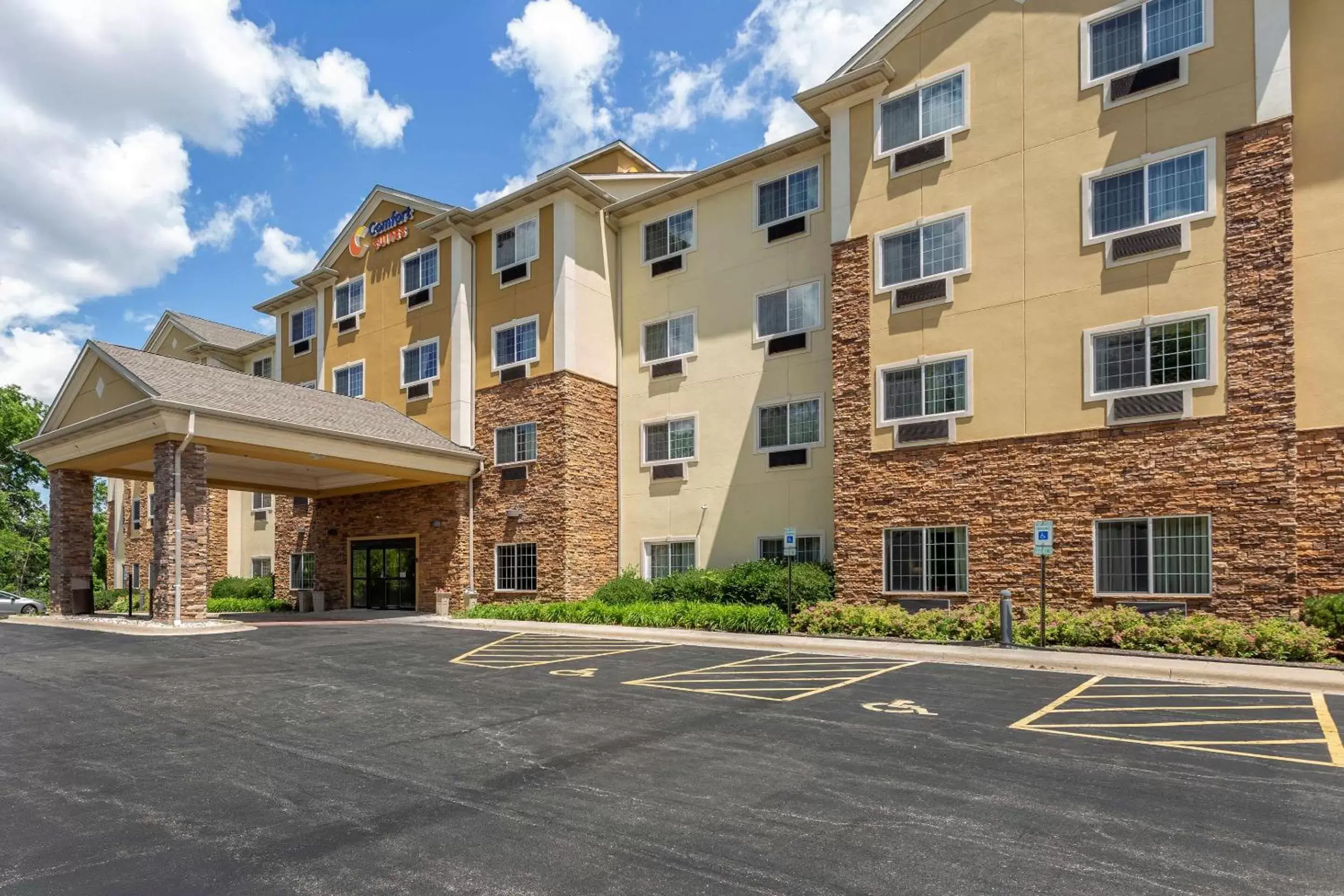 Property Building in Comfort Suites Grayslake near Libertyville North