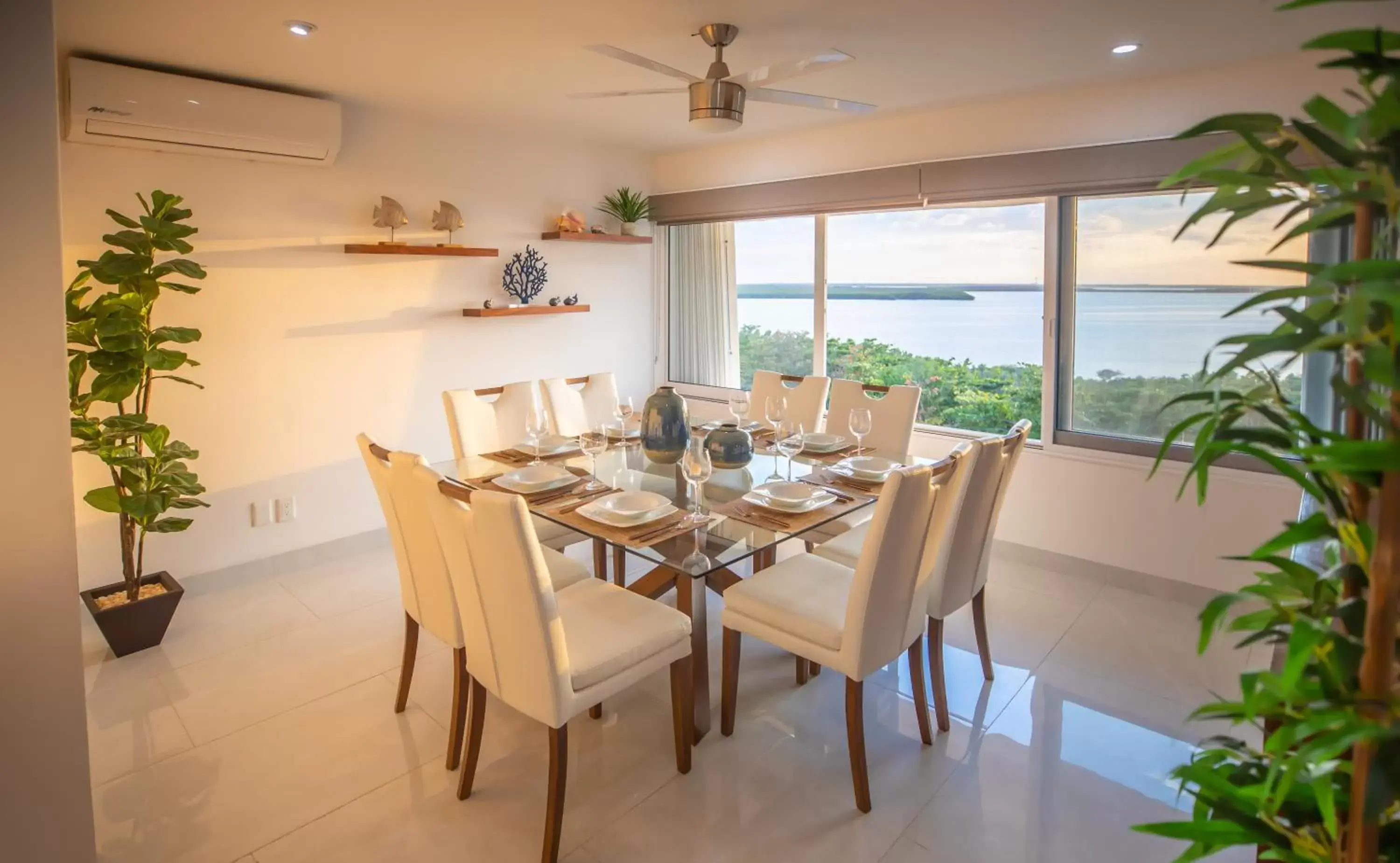 Dining area, Restaurant/Places to Eat in Beachfront Penthouses by LivIN Cancun