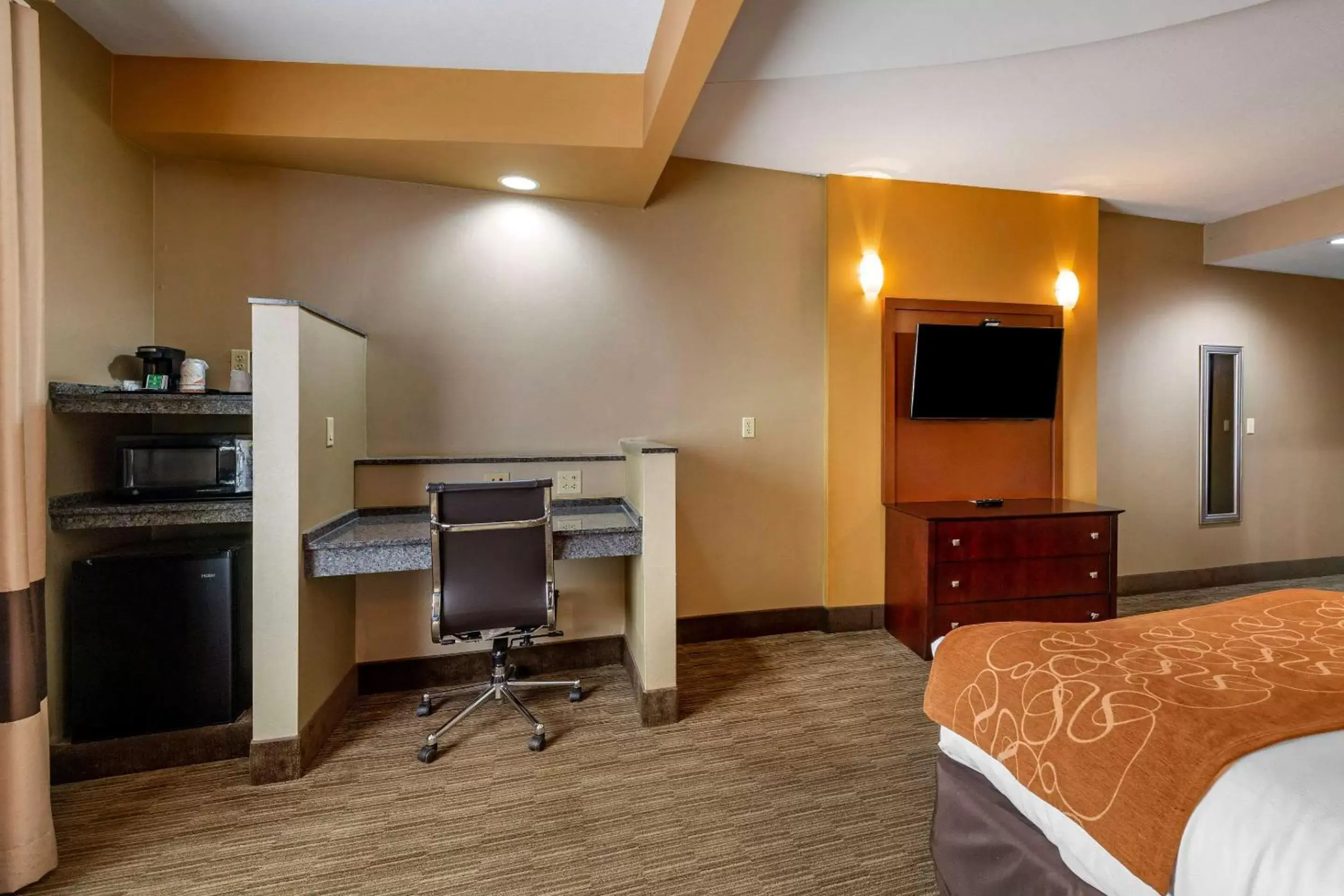 Bedroom, TV/Entertainment Center in Comfort Suites Perrysburg