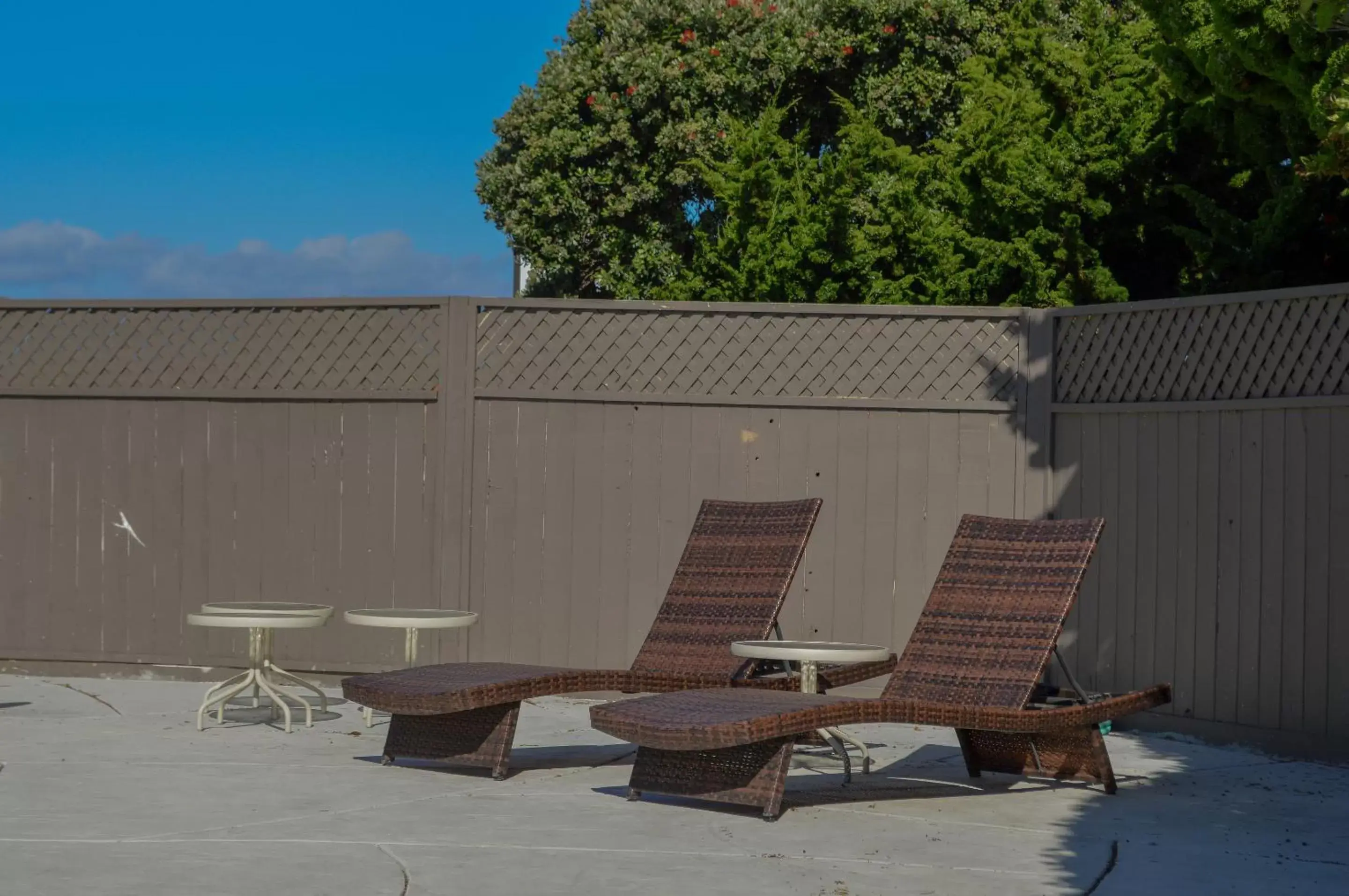 Seating area in Sea Breeze Inn - San Simeon