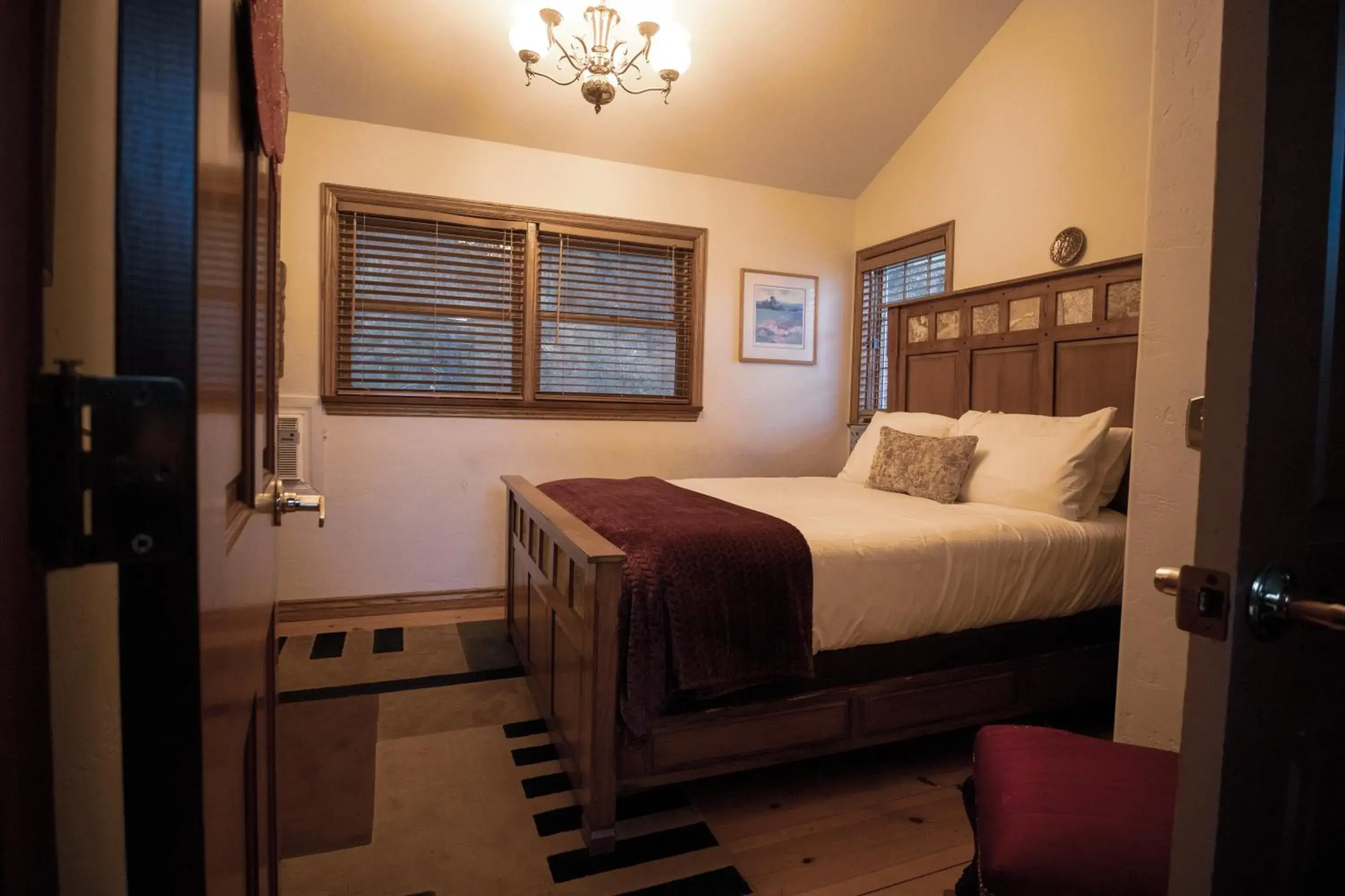 Bedroom, Bed in Tucker Peak Lodge