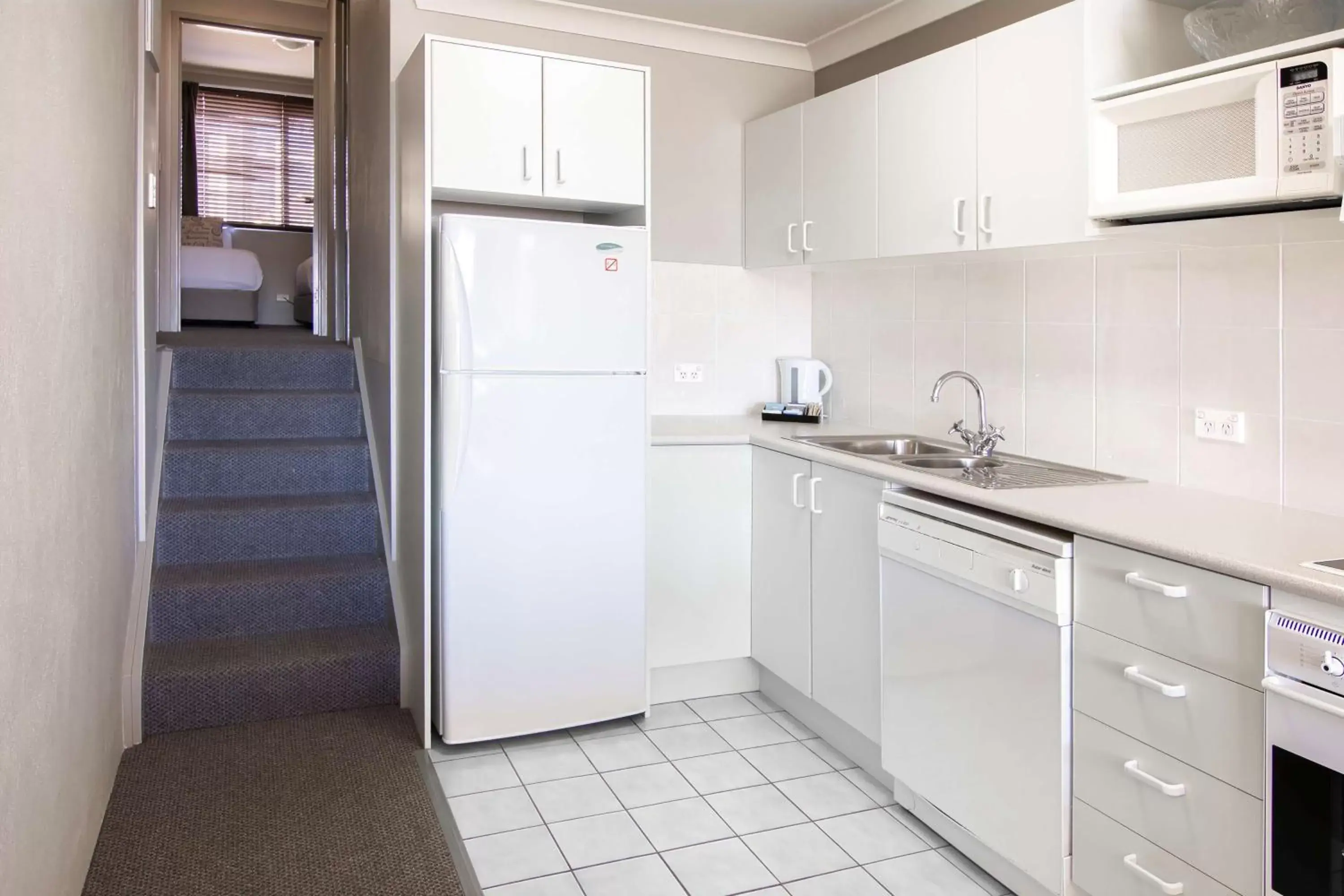 Kitchen or kitchenette, Kitchen/Kitchenette in Rydges Horizons Snowy Mountains