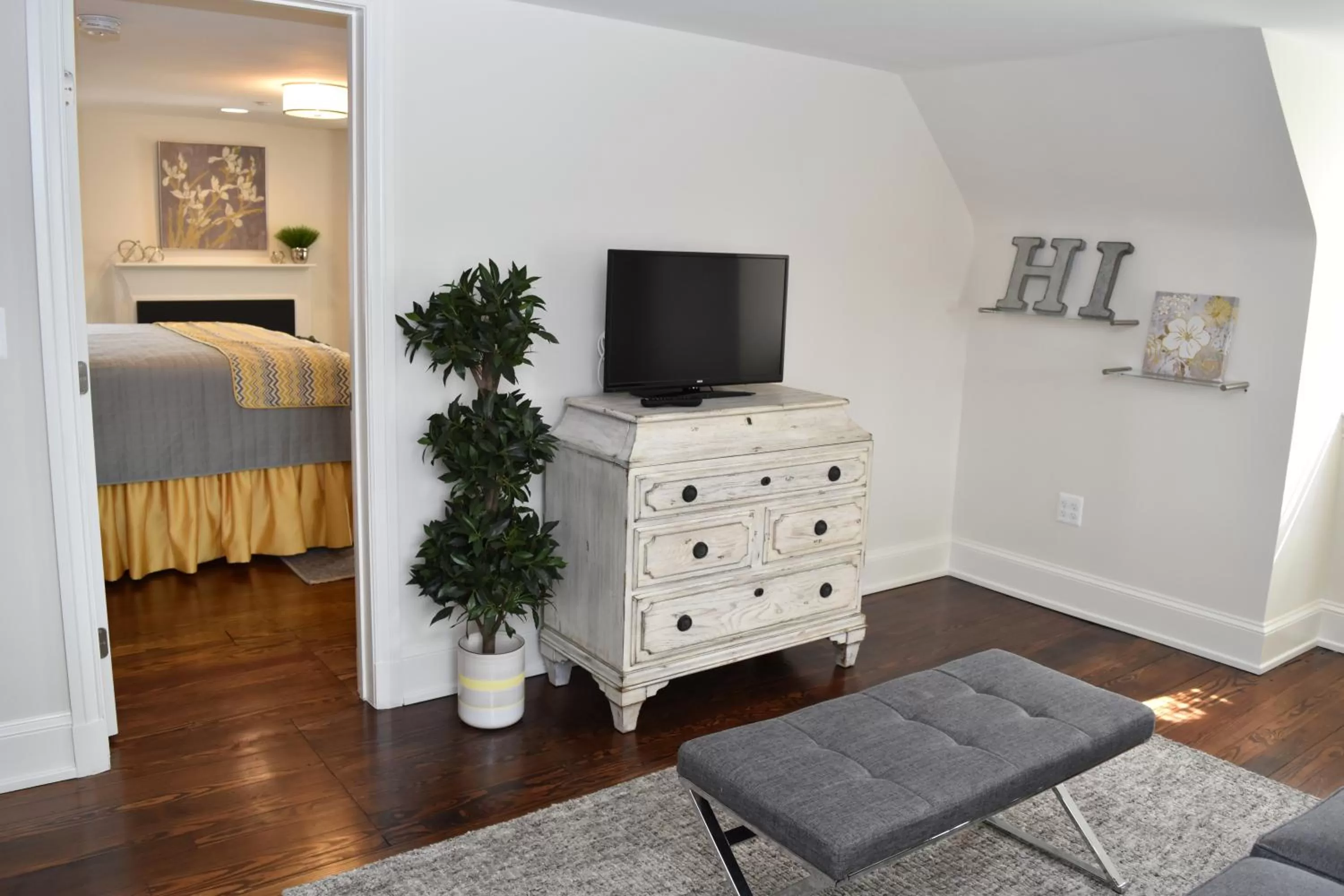 Living room, Bed in Inn at Evergreen