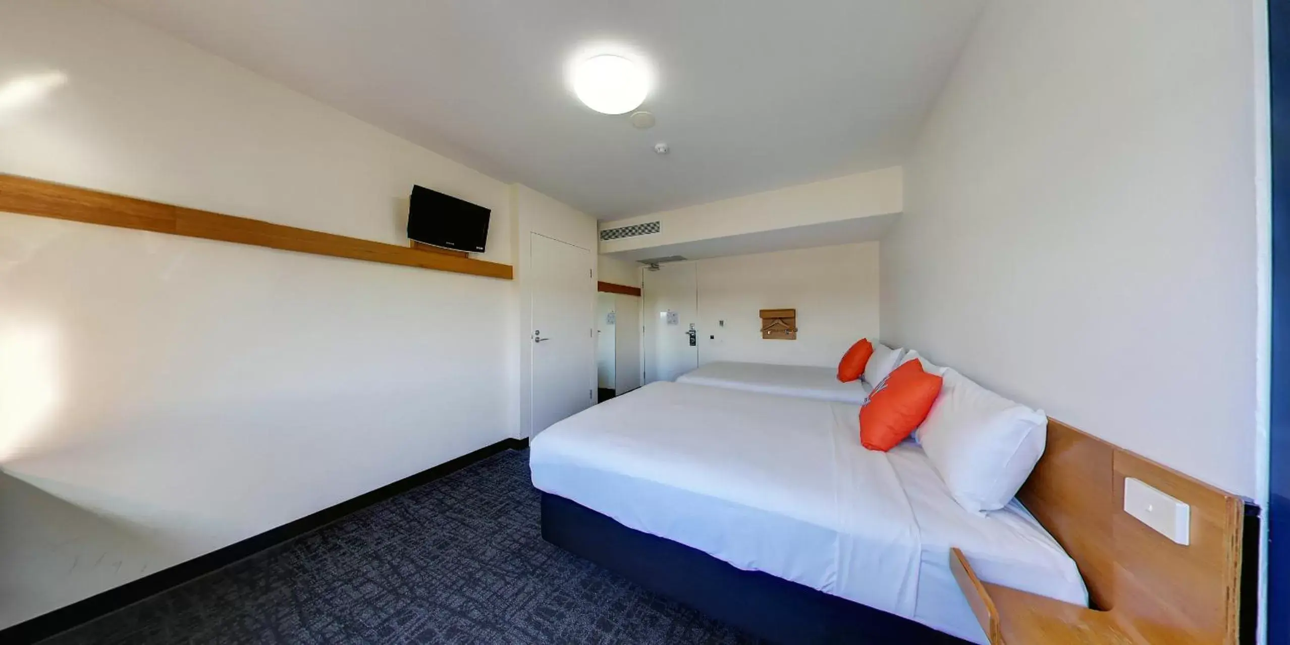 Photo of the whole room, Bed in ibis budget Sydney Airport