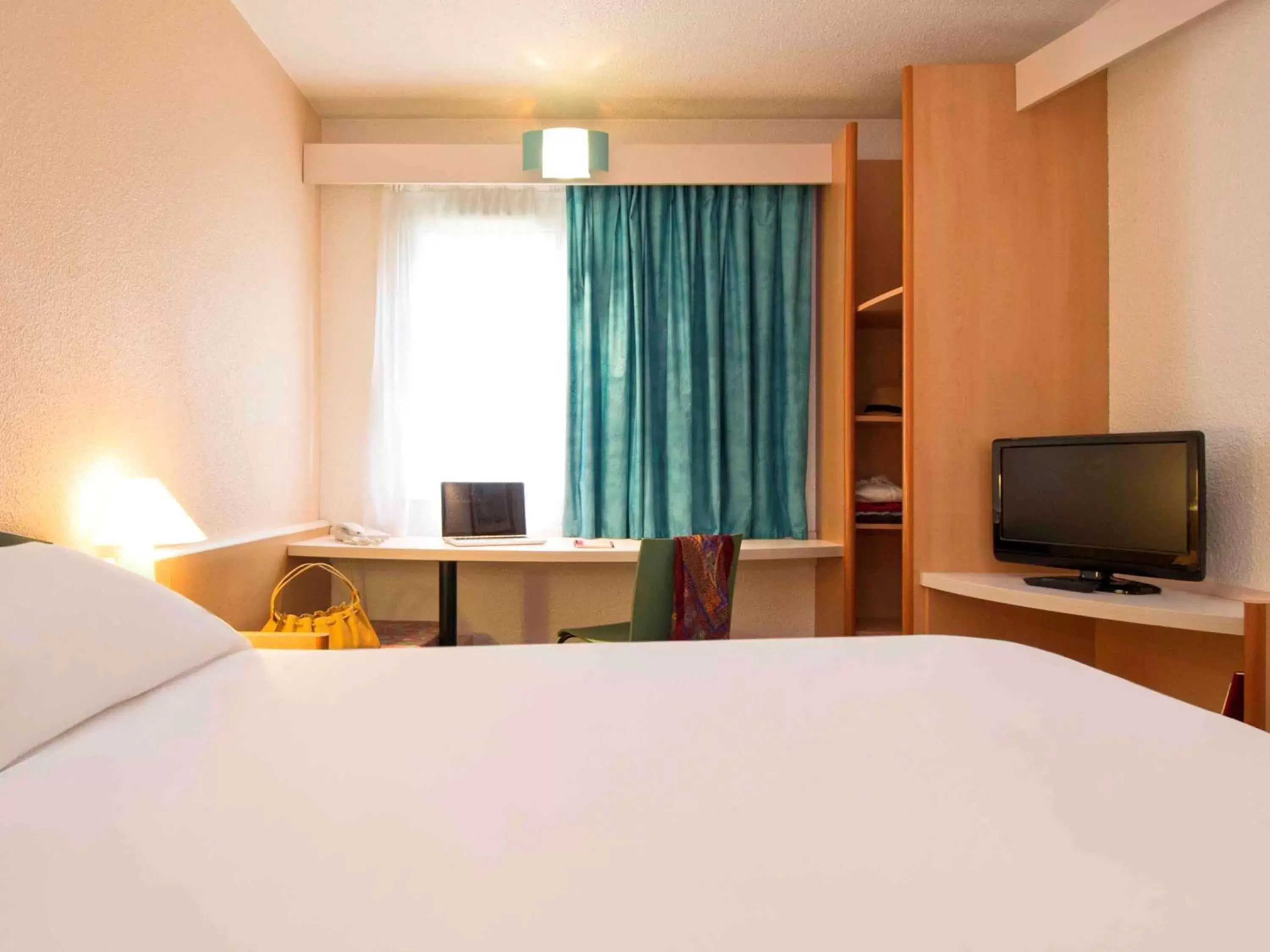 Photo of the whole room, Bed in ibis Blois Vallée Maillard